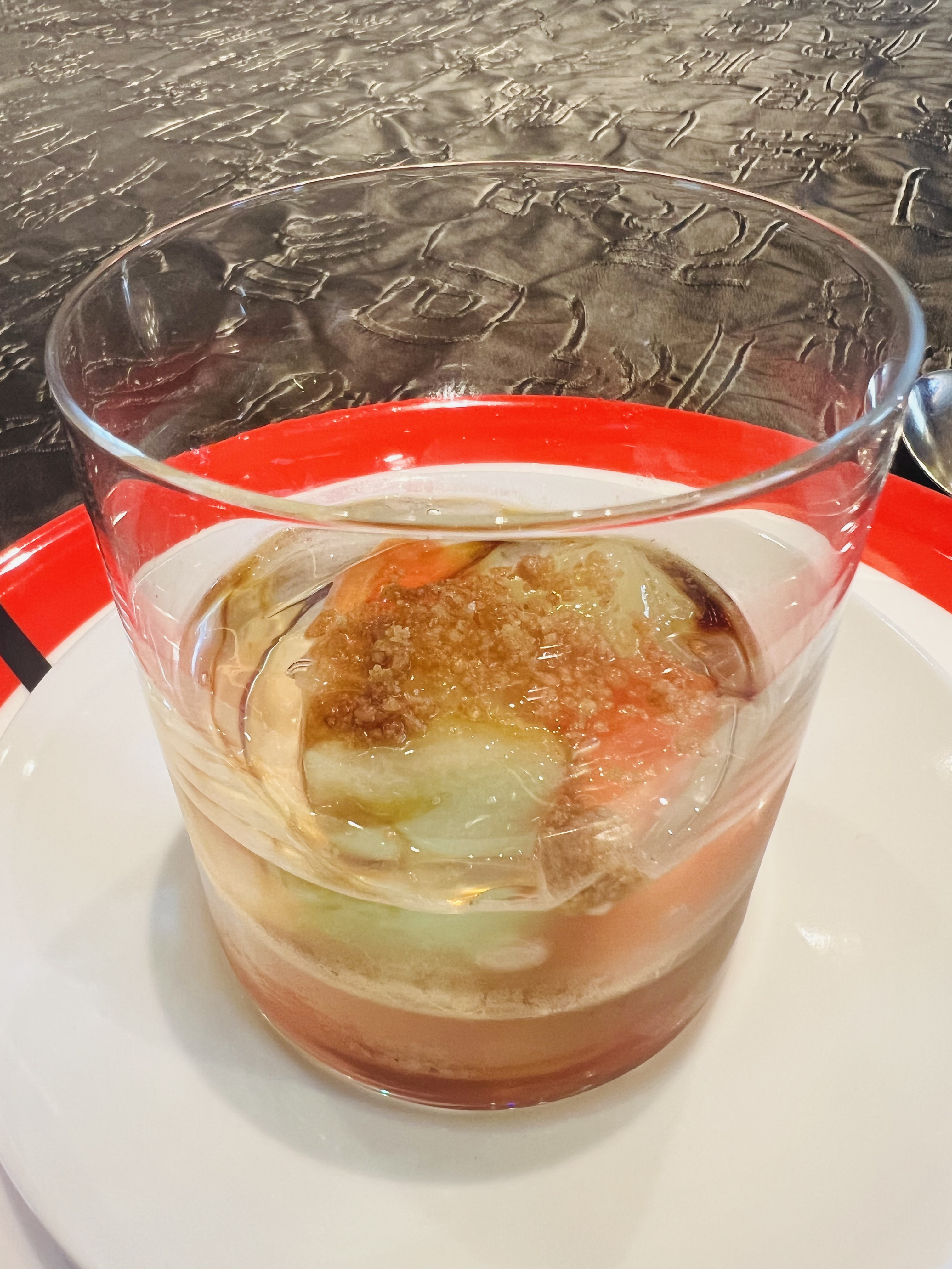 「四川時果冰粉」的亮點是主廚特製黑糖蜜，加上黃豆粉與當季鮮果，入口冰涼清甜。