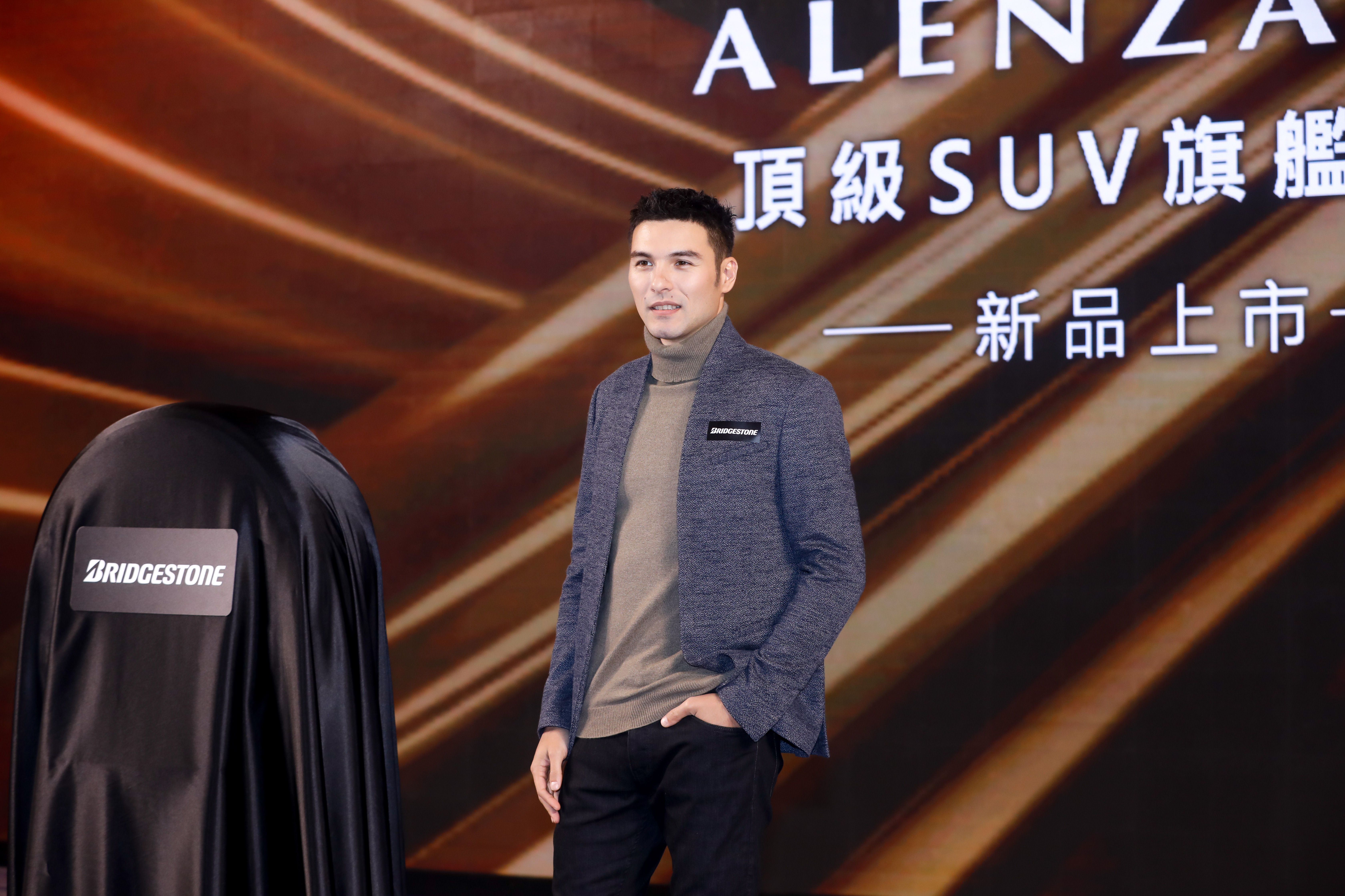 鳳小岳代言汽車輪胎品牌，帥氣登場。