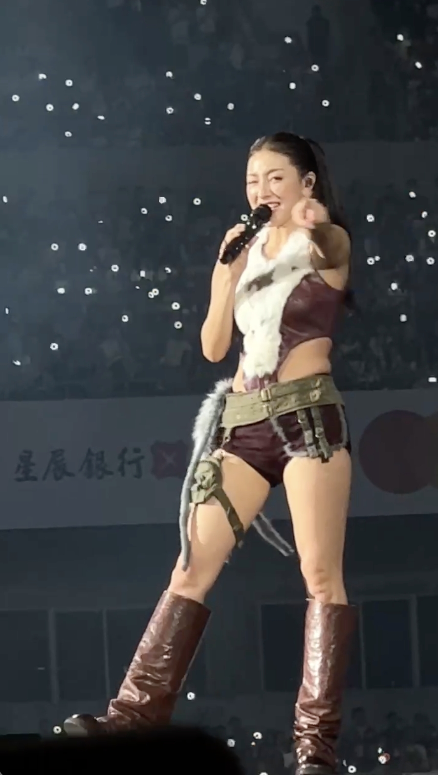 TWICE隊長志效舞台魅力吸睛，被飯撒到的ONCE超開心。（讀者提供）