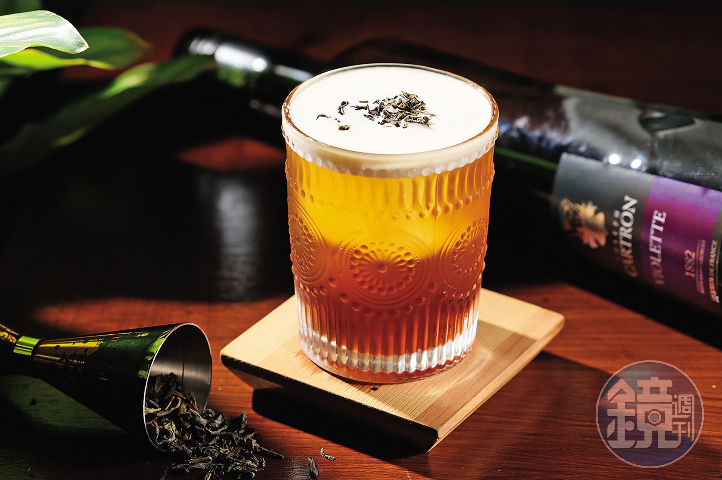 「浮聲」以烏龍茶酒為基底，喝起來有濃郁茶香與單寧感。（350元／杯）