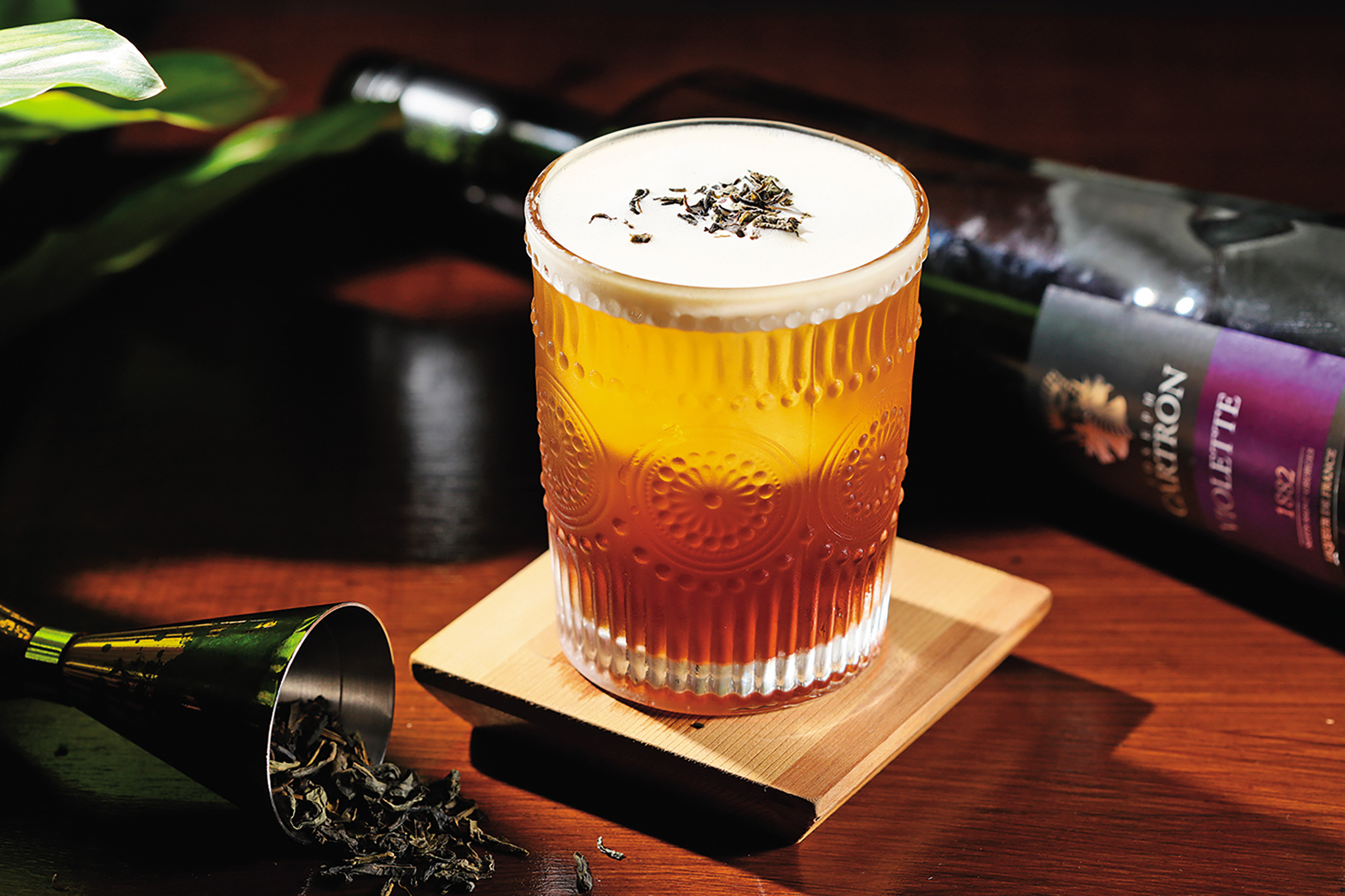 「浮聲」以烏龍茶酒為基底，喝起來有濃郁茶香與單寧感。（350元／杯）