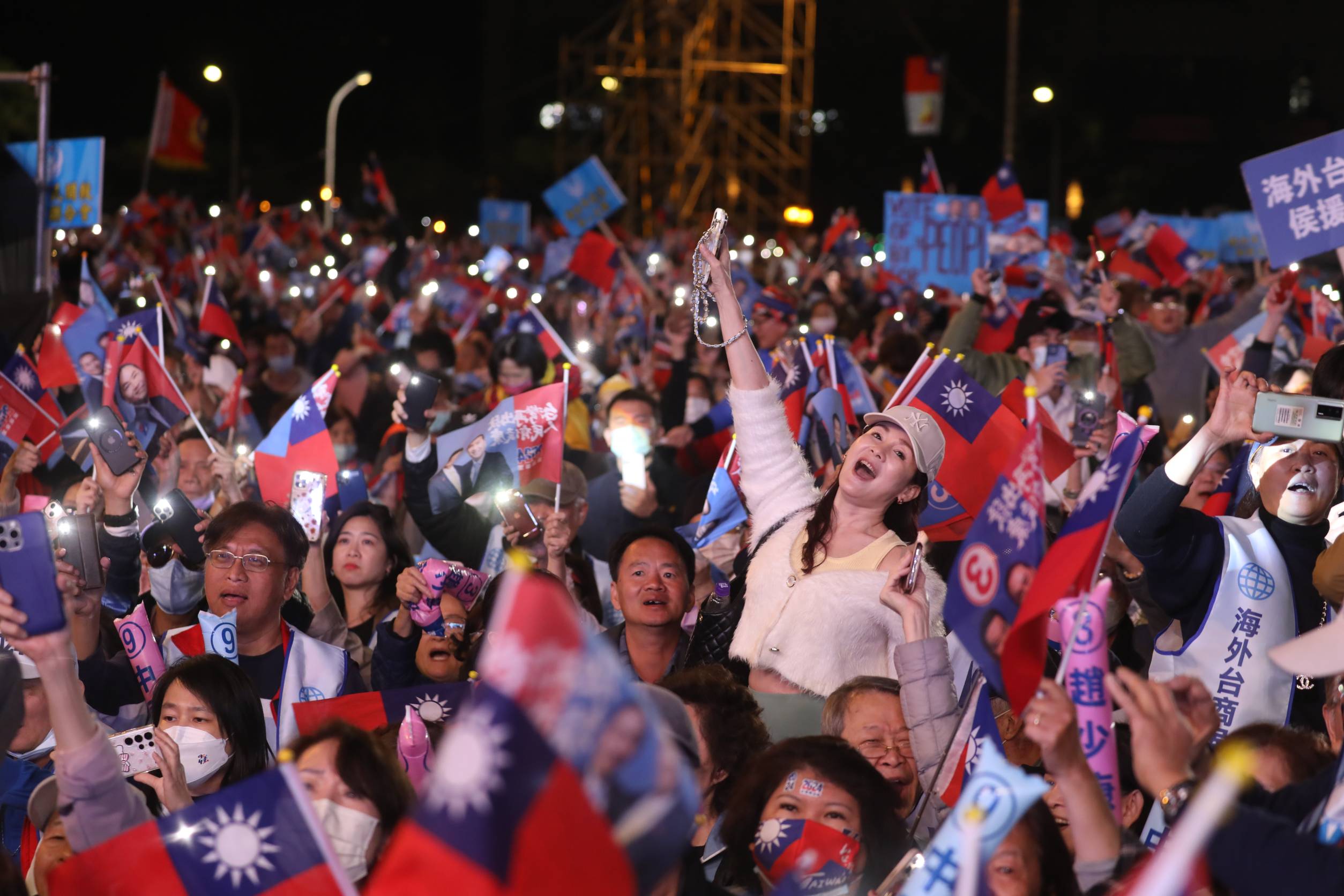 國民黨今晚在板橋第一運動場外舉行「贏回中華民國」選前之夜，現場湧入許多支持者。