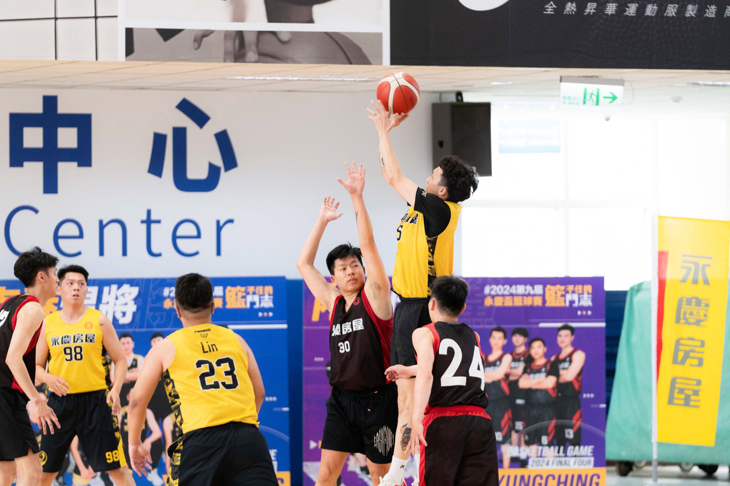 永慶房屋舉辦籃球、羽球、壘球三大運動賽事,透過比賽增進團隊合作的精神,更有助於促進身心健康。