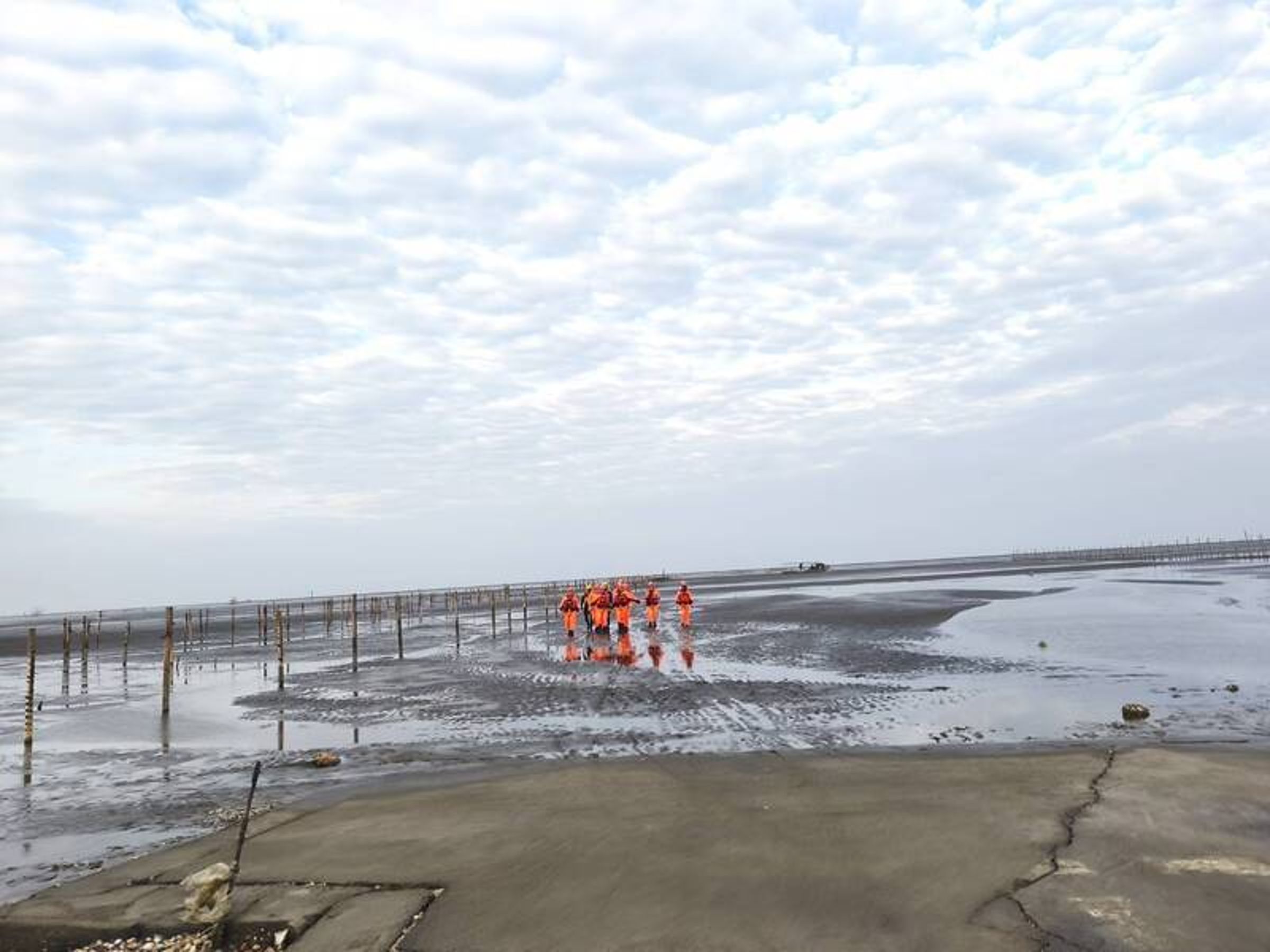 台中第四警分局59歲魏姓警務員17日海釣溺斃,18日清晨在伸港海邊尋獲其遺體。(翻攝畫面)