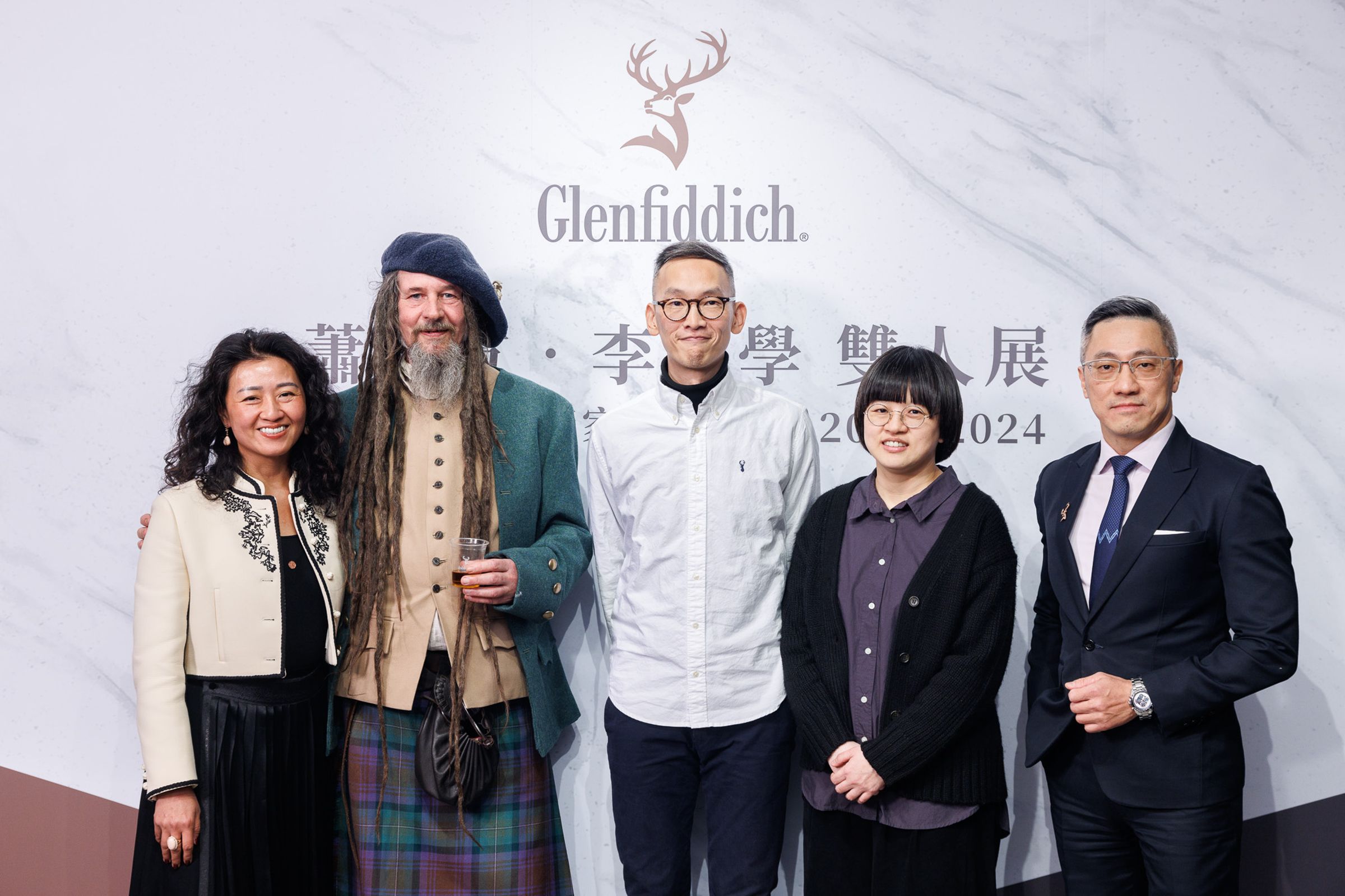 參與格蘭菲迪2023-2024藝術家駐村計畫，並以《彩虹在發生──蕭筑方・李明學雙人展》展出成果的藝術家李明學與藝術家蕭筑方。（格蘭菲迪提供）