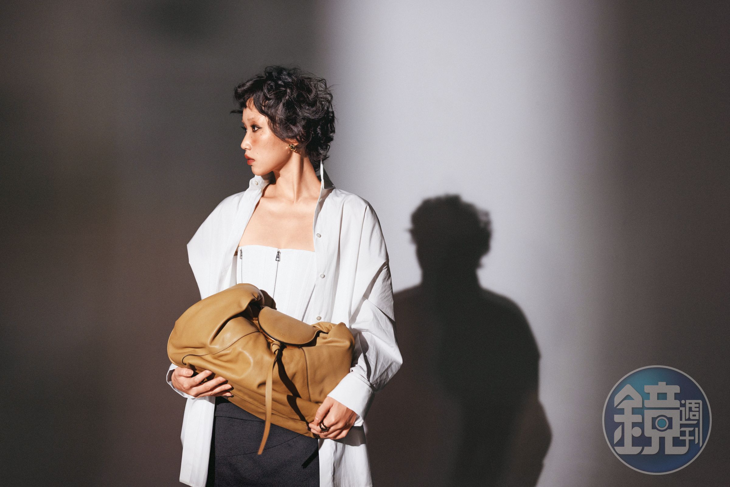 Spy Bag NT$150,000 by FENDI／白色拼接拉鍊式馬甲襯衫 NT$130,000 by DIOR／嫘縈羊毛斜紋短裙 NT$36,500 by FERRAGAMO／三環Gancini耳環 NT$11,900 by FERRAGAMO／Gancini環形戒指 NT$15,500 by FERRAGAMO