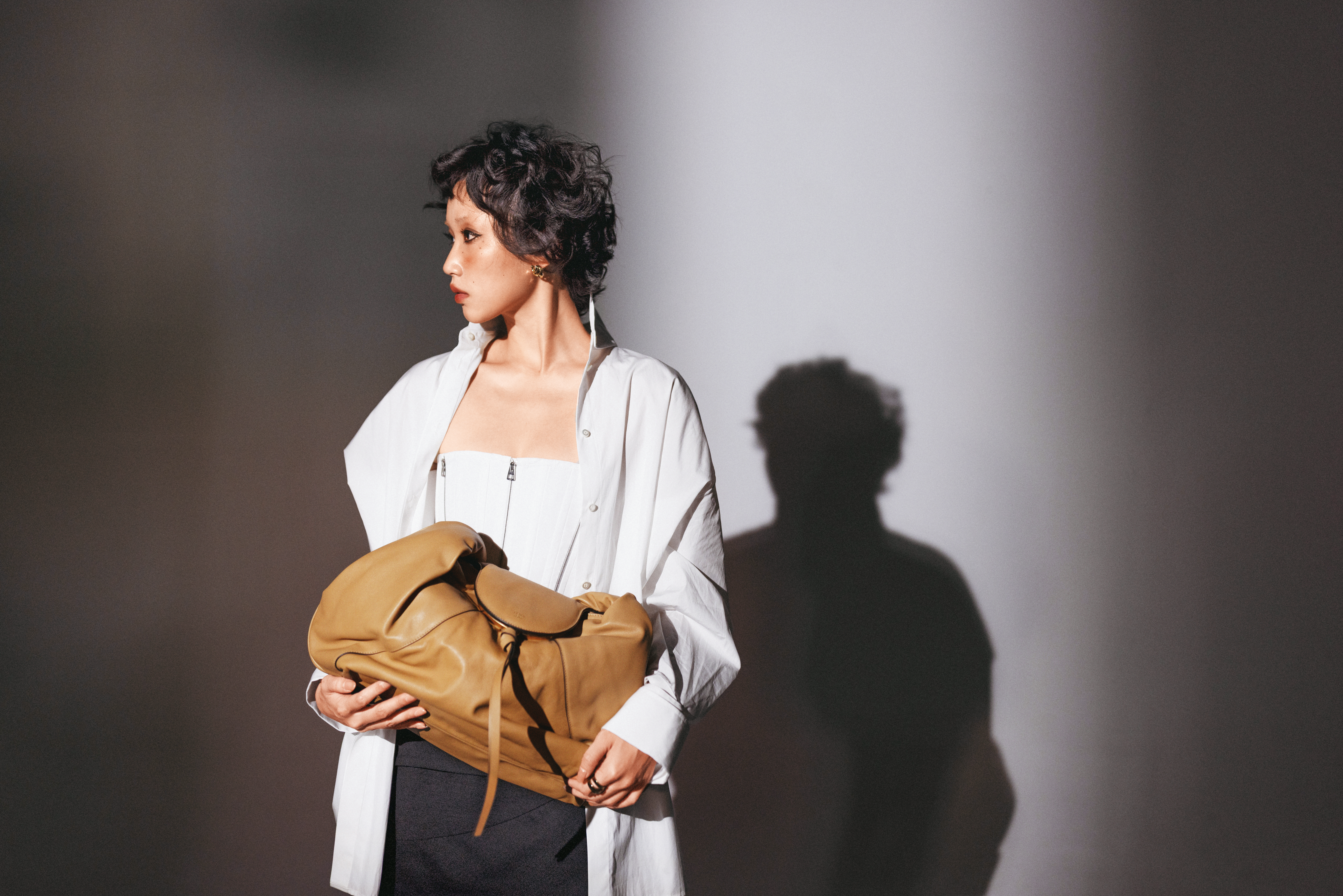 Spy Bag NT$150,000 by FENDI／白色拼接拉鍊式馬甲襯衫 NT$130,000 by DIOR／嫘縈羊毛斜紋短裙 NT$36,500 by FERRAGAMO／三環Gancini耳環 NT$11,900 by FERRAGAMO／Gancini環形戒指 NT$15,500 by FERRAGAMO