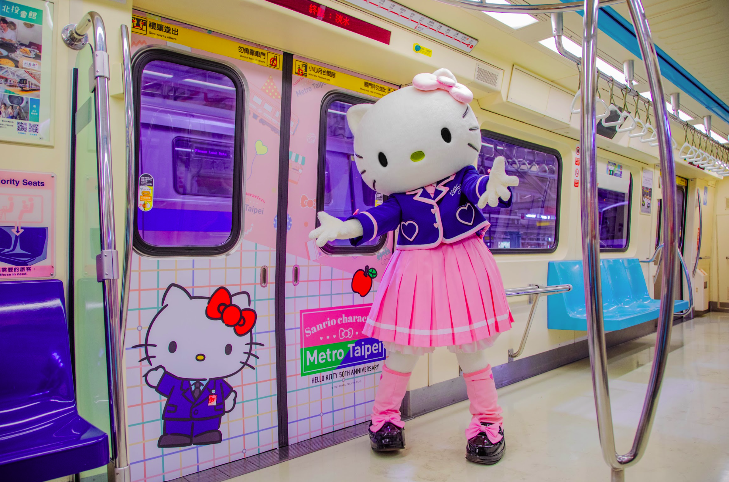 Hello Kitty歡慶50週年,跨界聯名捷運彩繪列車與主題商店,好拍又好買。(台灣三麗鷗股份有限公司提供)