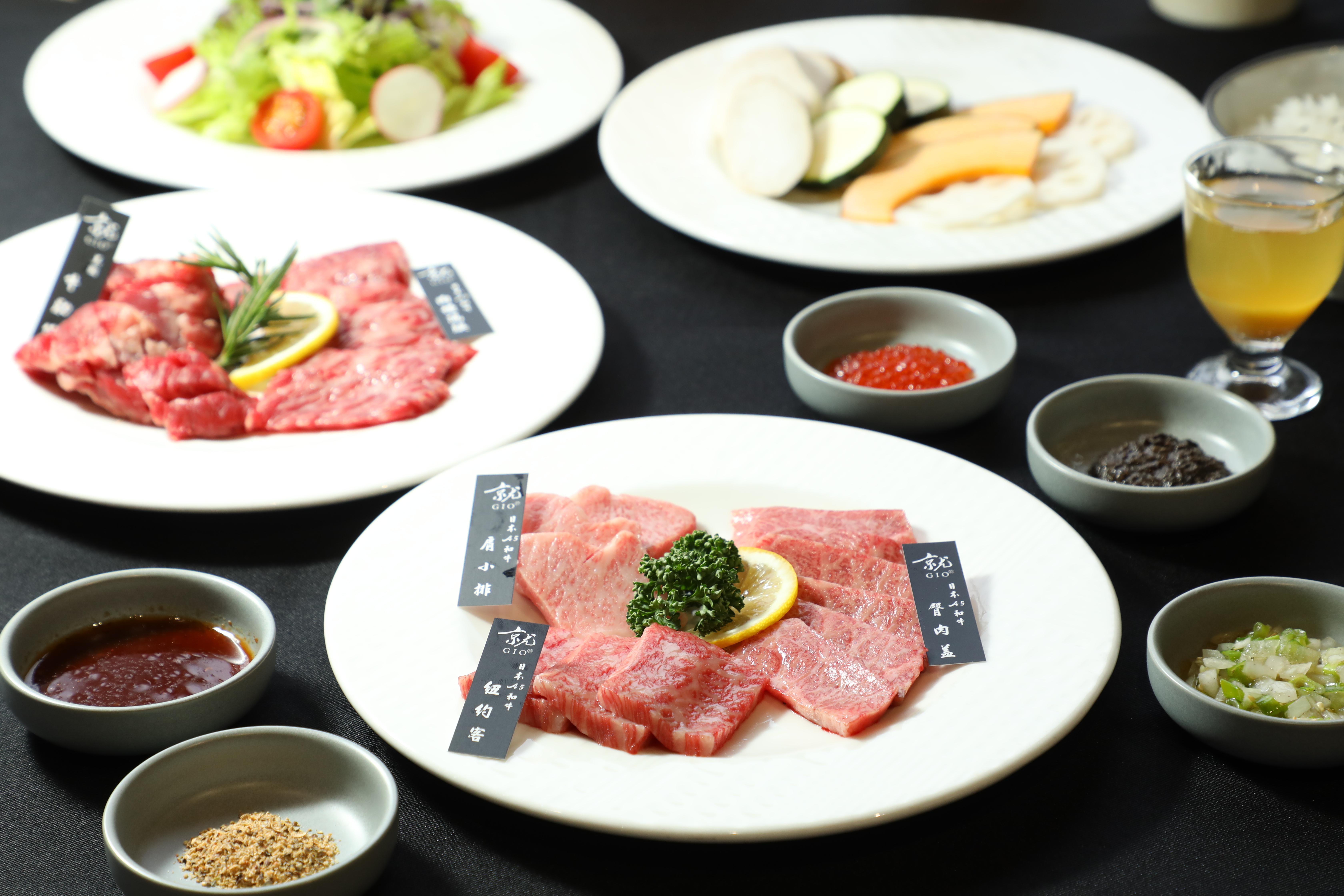來自北海道的就GIO日式燒肉主打頂級A5和牛，如今九九峰也能嘗到「和牛個人套餐」。（990元／套）