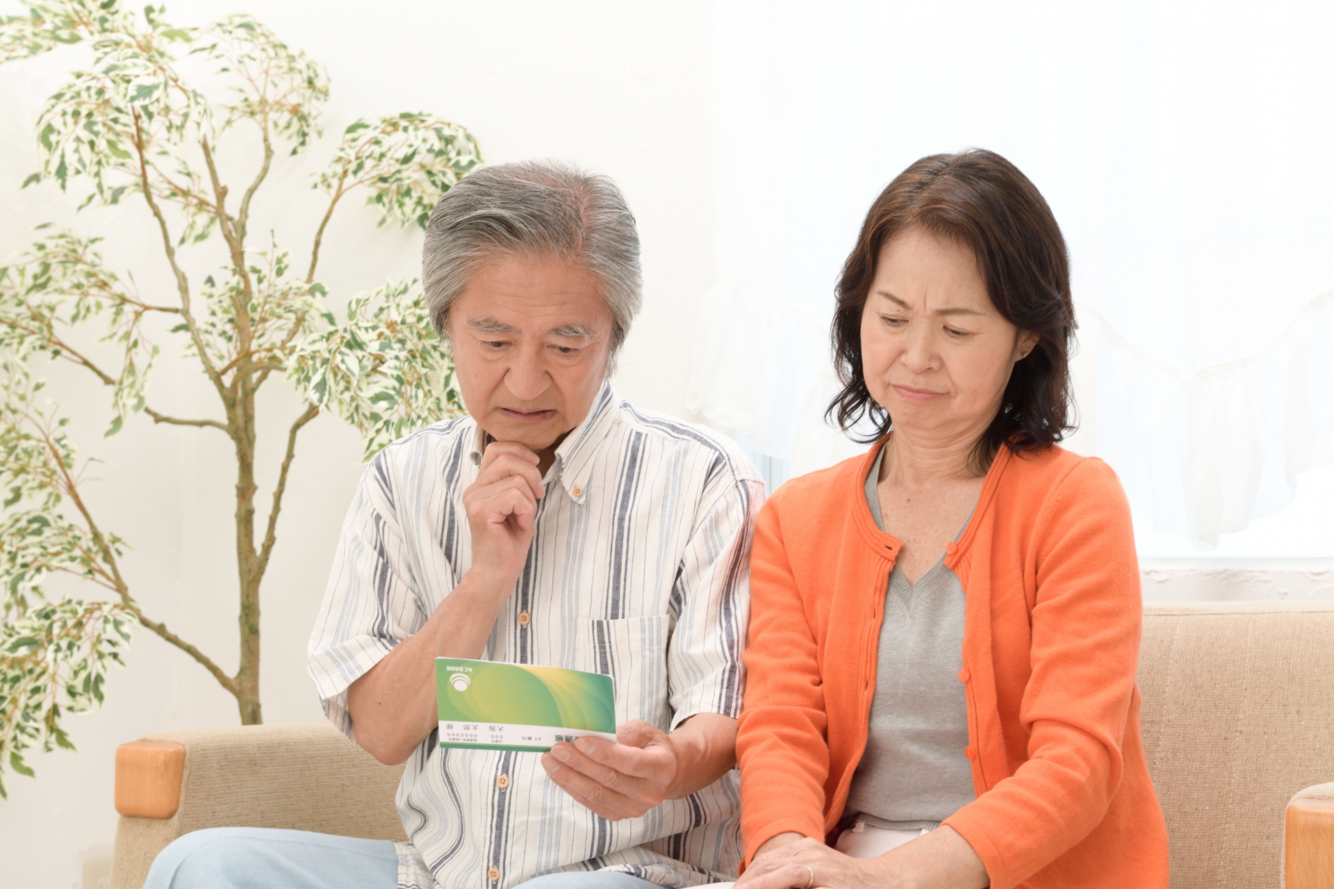 一對年薪80萬的父母扶養4名小孩，卻被長子嫌棄無法給小孩更好的物質生活。（示意圖，photoAC）