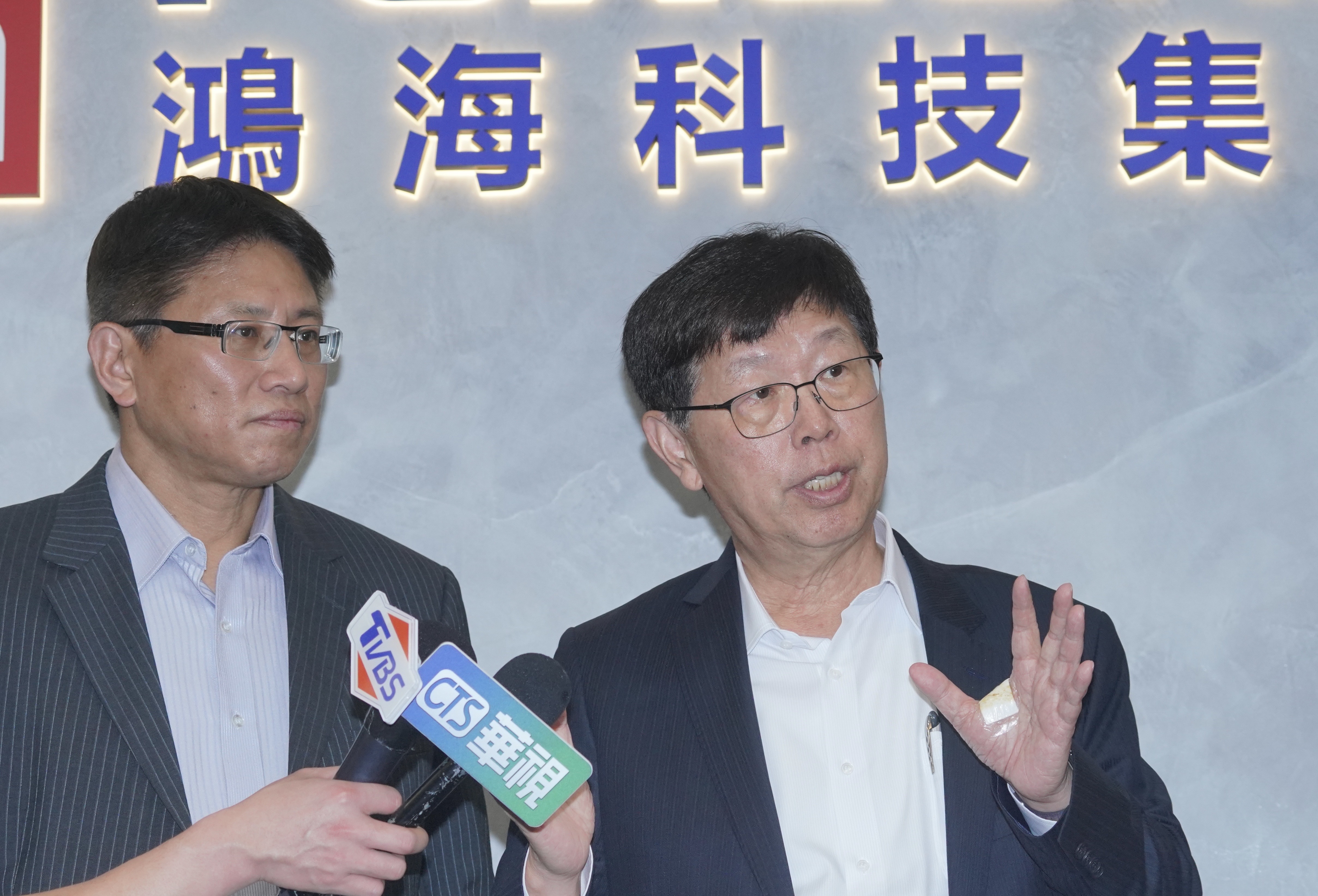 趁著舉行中元普渡拜拜的機會，鴻海董事長劉揚偉接受媒體訪問。