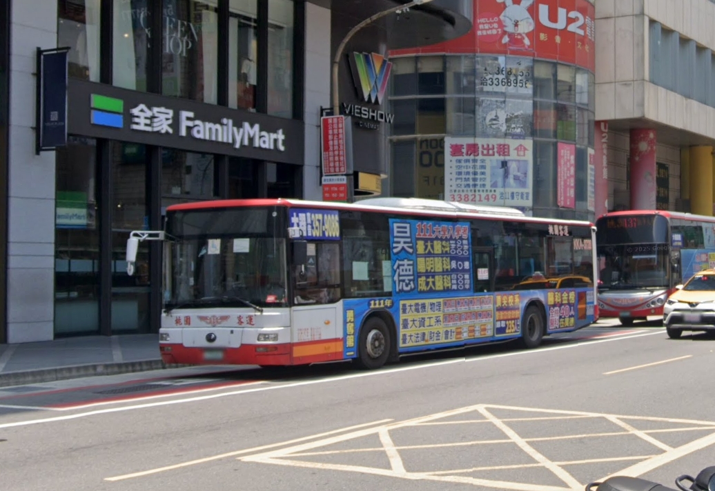 傳出桃園客運司機因乘客少投錢，下車尾隨追人，桃園市交通局回應了。（翻攝自Google Maps）