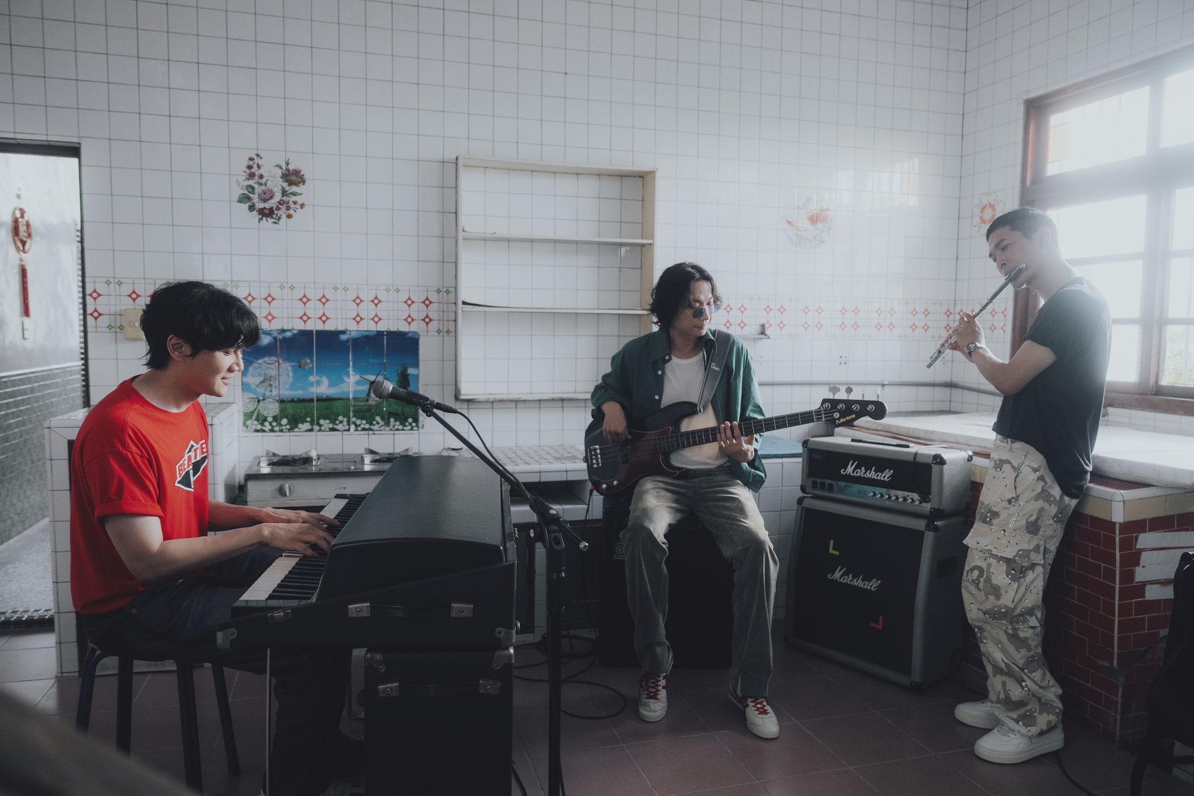 宇宙人推出睽違4年的新專輯《Dear You》,阿奎更親自吹奏陪伴近30年的長笛,為同名主打歌增添復古音色。