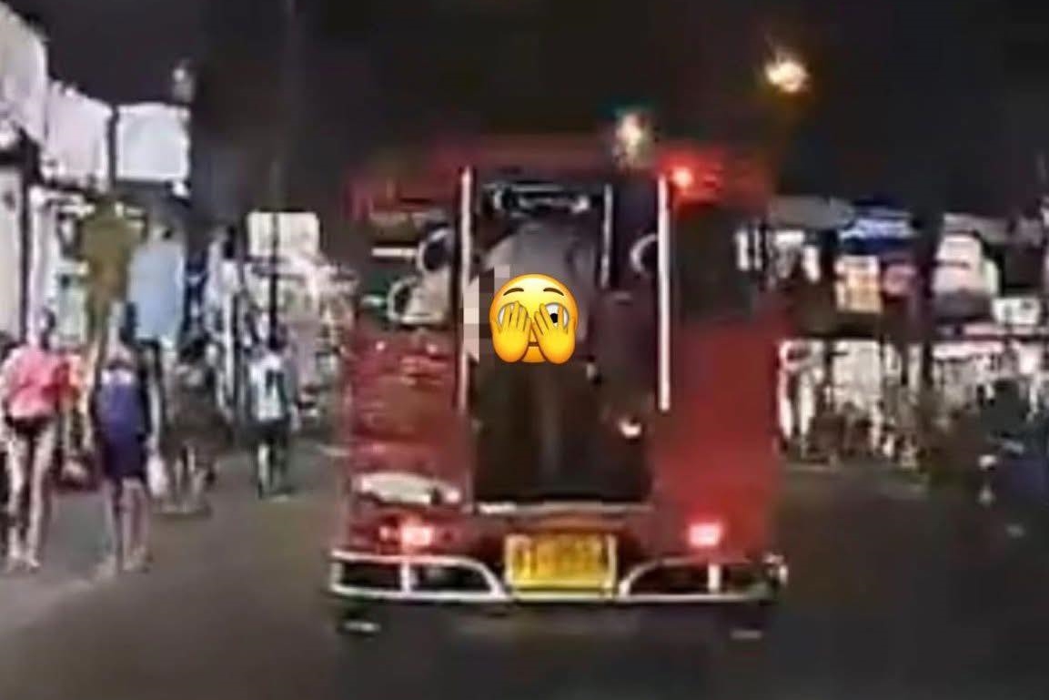 數名外籍女遊客搭乘嘟嘟車輪流脫下長褲與內褲，並轉身向後方車輛露出臀部。（翻攝自Phuket Times ภูเก็ตไทม์ FB）