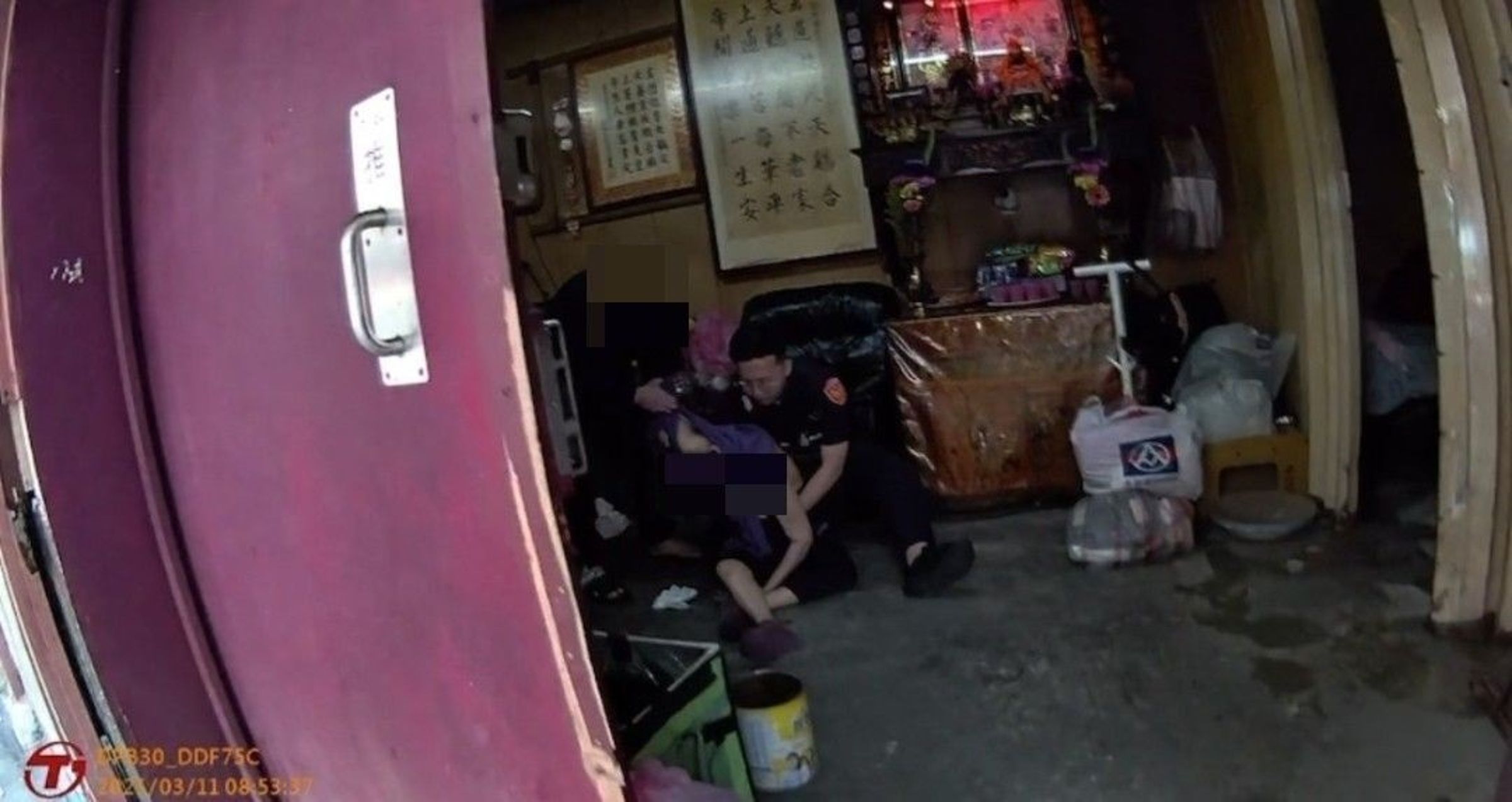 7旬老婦因食用麻糬而造成噎食，員警花24秒即施救成功。（新竹市政府提供）