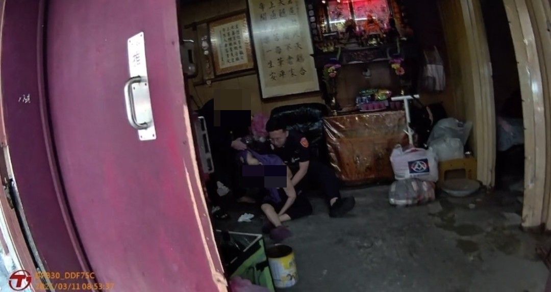 7旬老婦因食用麻糬而造成噎食，員警花24秒即施救成功。（新竹市政府提供）