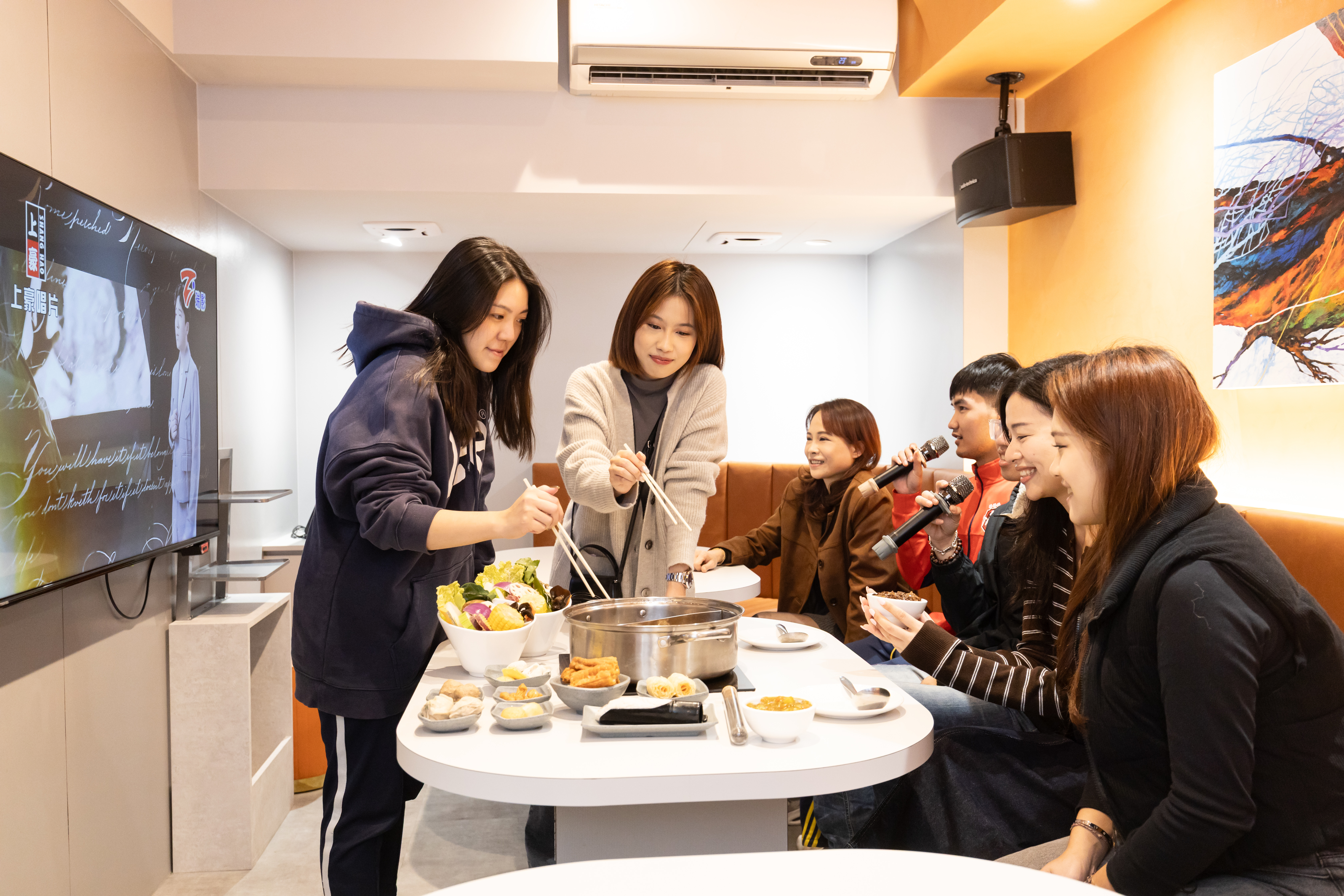 「蔣老爹涮涮鍋」的包廂可容納12人，平日低消1萬，一邊吃火鍋一邊勁歌熱舞，是聚會首選。