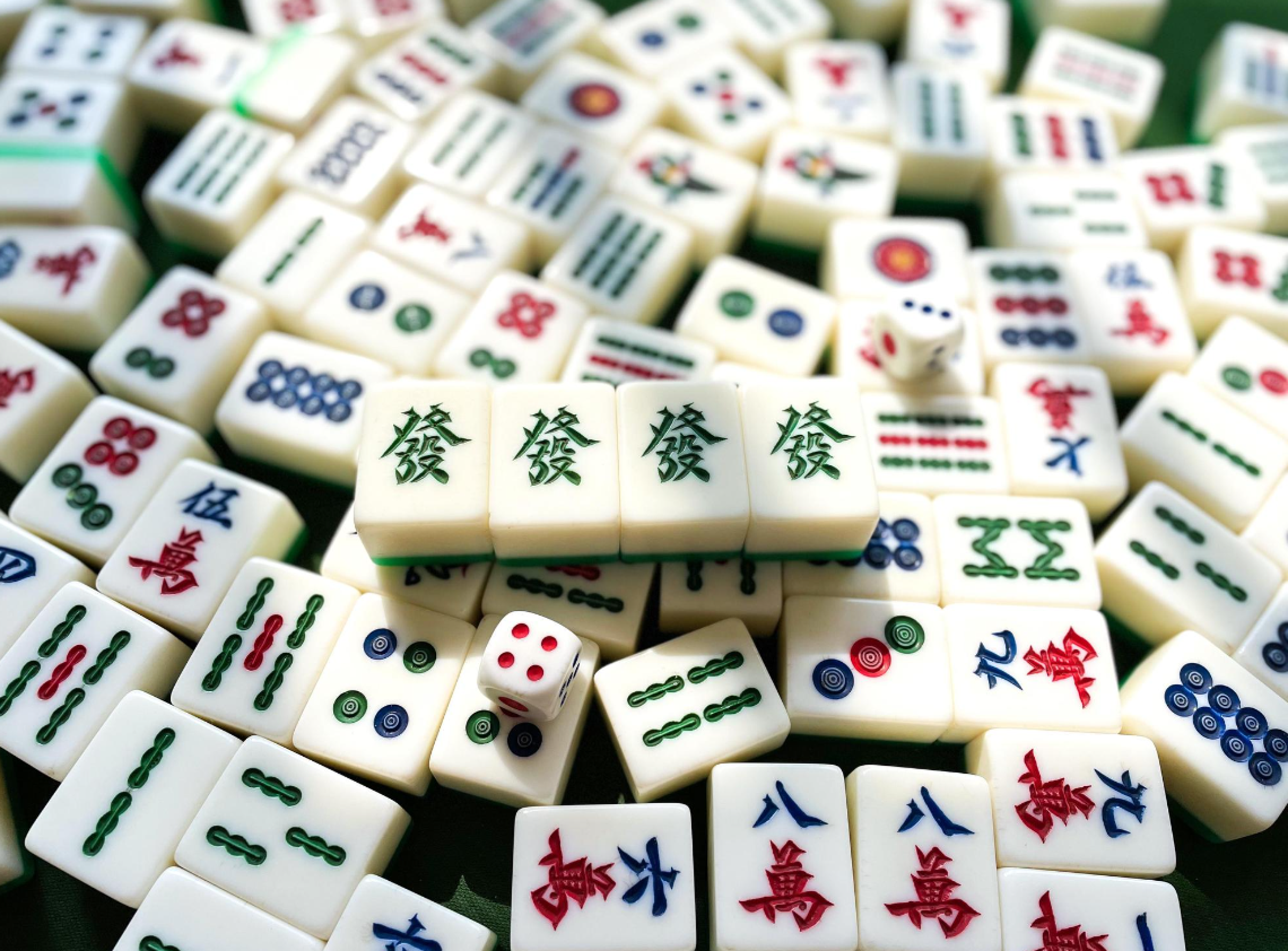 北市一家長照中心徵求志工陪同長者打麻將。（示意圖，東方IC）