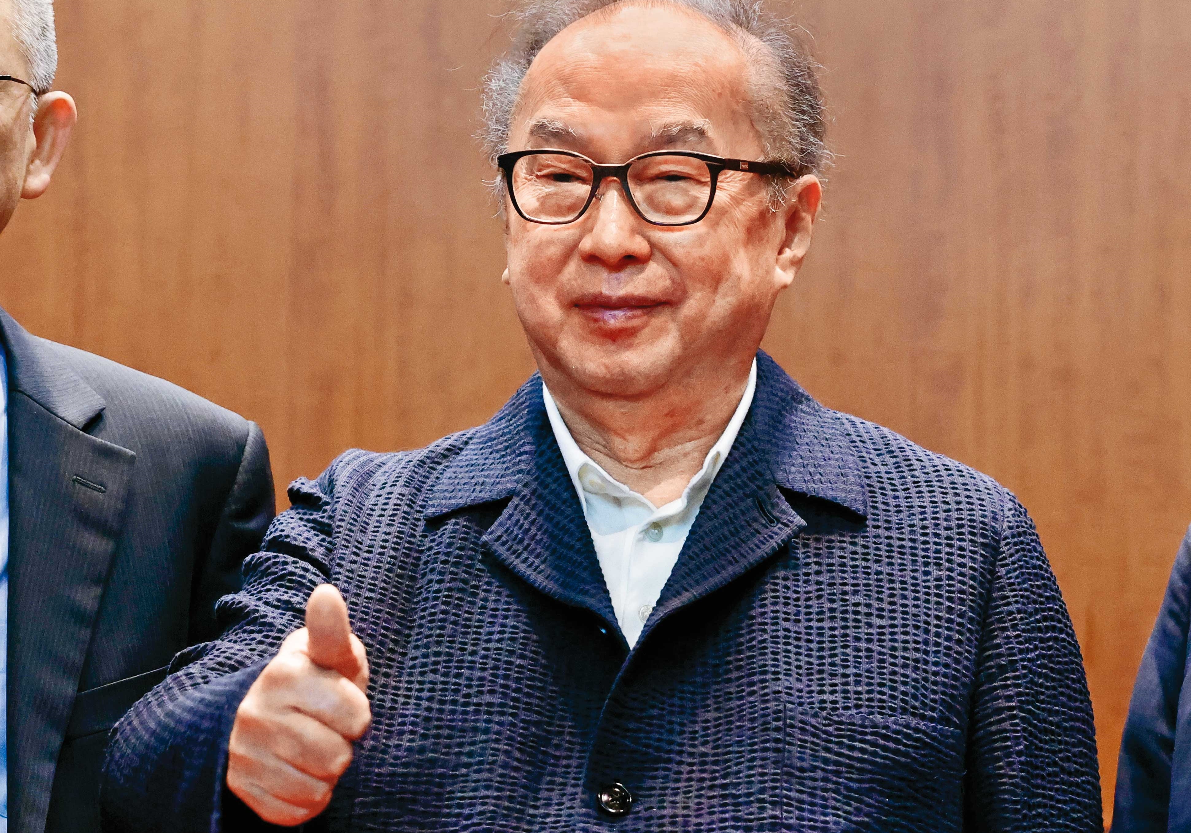 廣達集團董事長林百里十年磨一劍，出席孫公司達明機器人的上市前業績發表會大呼「我做爺爺的，真的很開心。」