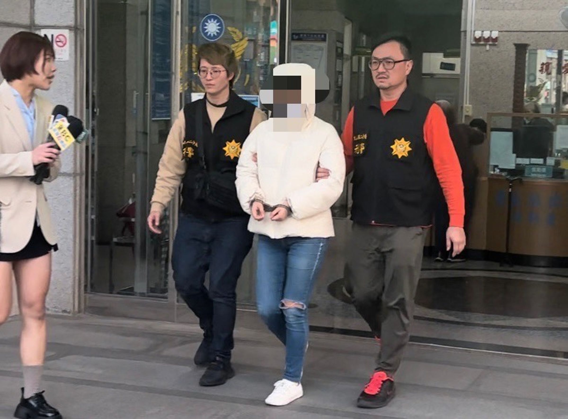 女社工遭上銬移送畫面曝光,引起外界熱議。(翻攝畫面)