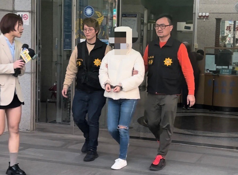 女社工遭上銬移送畫面曝光,引起外界熱議。(翻攝畫面)