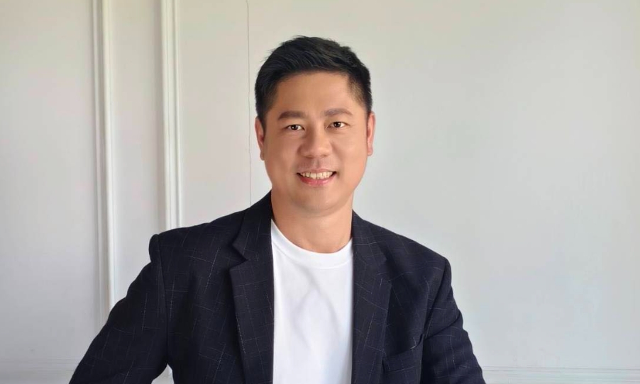 朱政騏涉共諜案恐被除名，預計遞補人選為「王世堅子弟兵」賴俊翰。（翻攝自賴俊翰臉書）