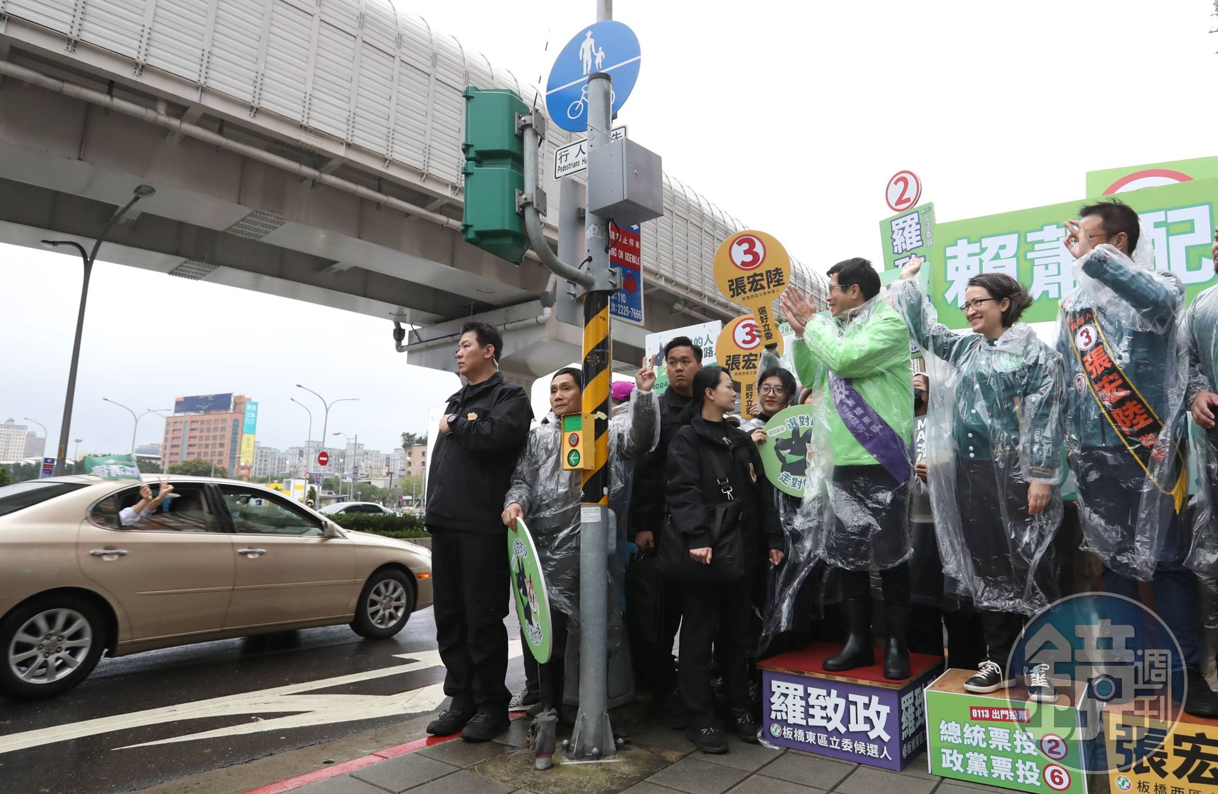 蕭美琴與綠營立委候選人在板橋站路口拜票，路過民眾熱情搖下車窗揮手回應。