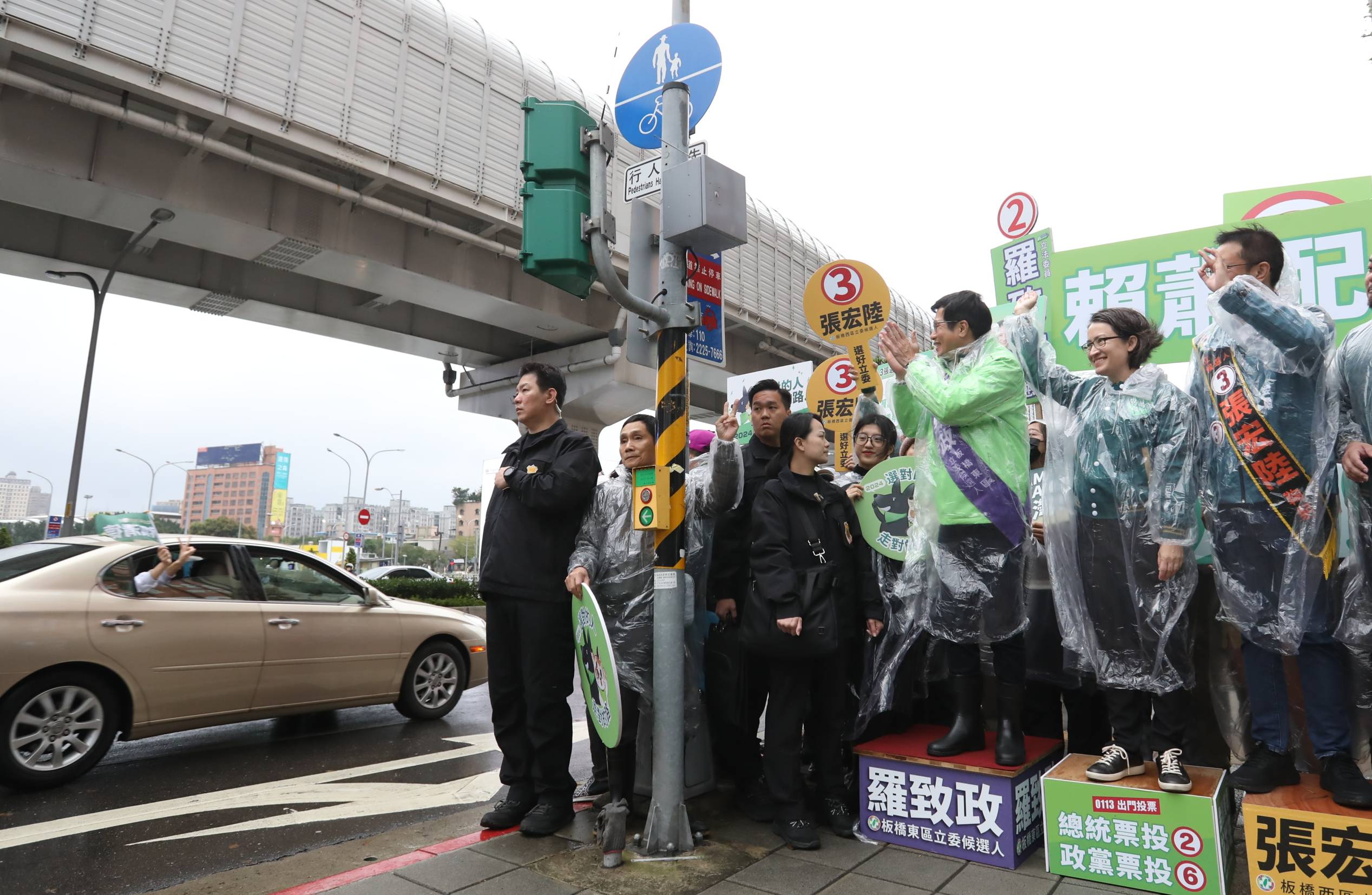 蕭美琴與綠營立委候選人在板橋站路口拜票,路過民眾熱情搖下車窗揮手回應。