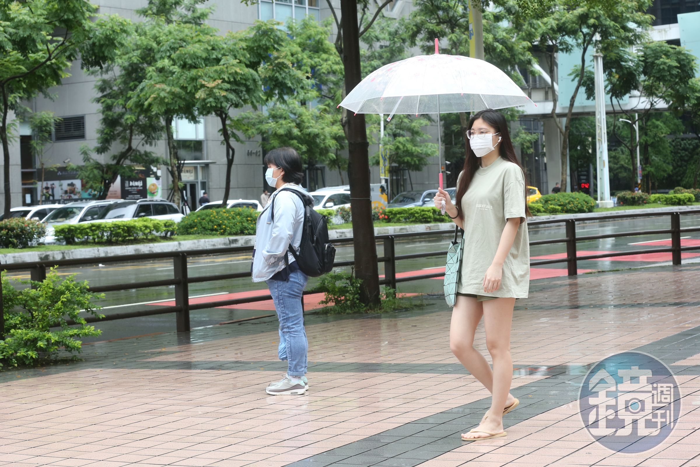 今日東北季風增強,北台灣氣溫下降明顯,迎風面有大雨。