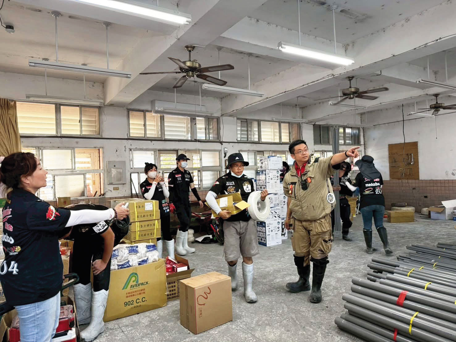 林立青(前右)以近20年的監工經驗,擔任這次水電志工的指揮團隊之一。(林立青提供)