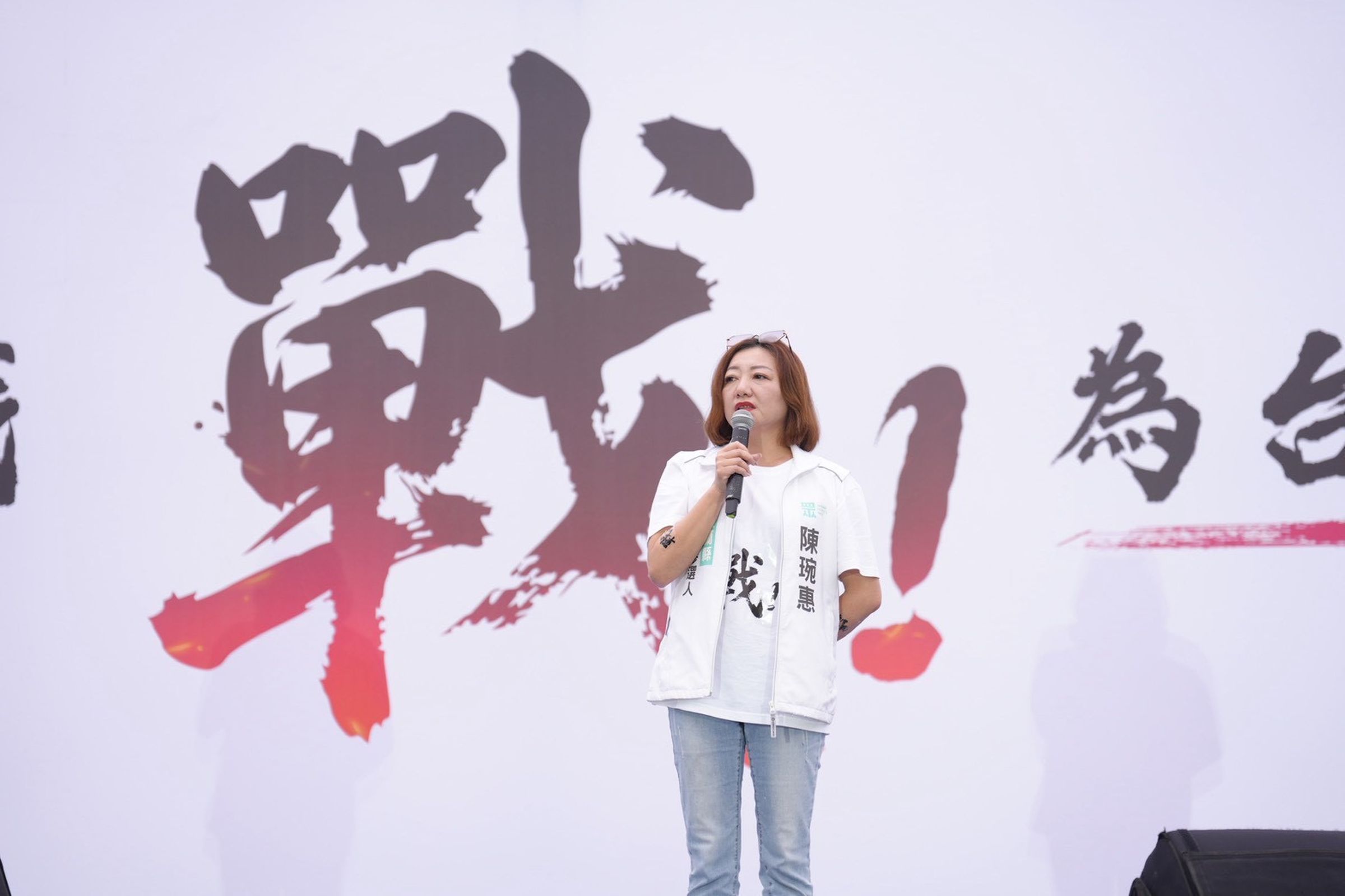 民眾黨宜蘭縣長參選人陳琬惠在台上講到哽咽,台下卻突傳鬧場插曲。(民眾黨提供)