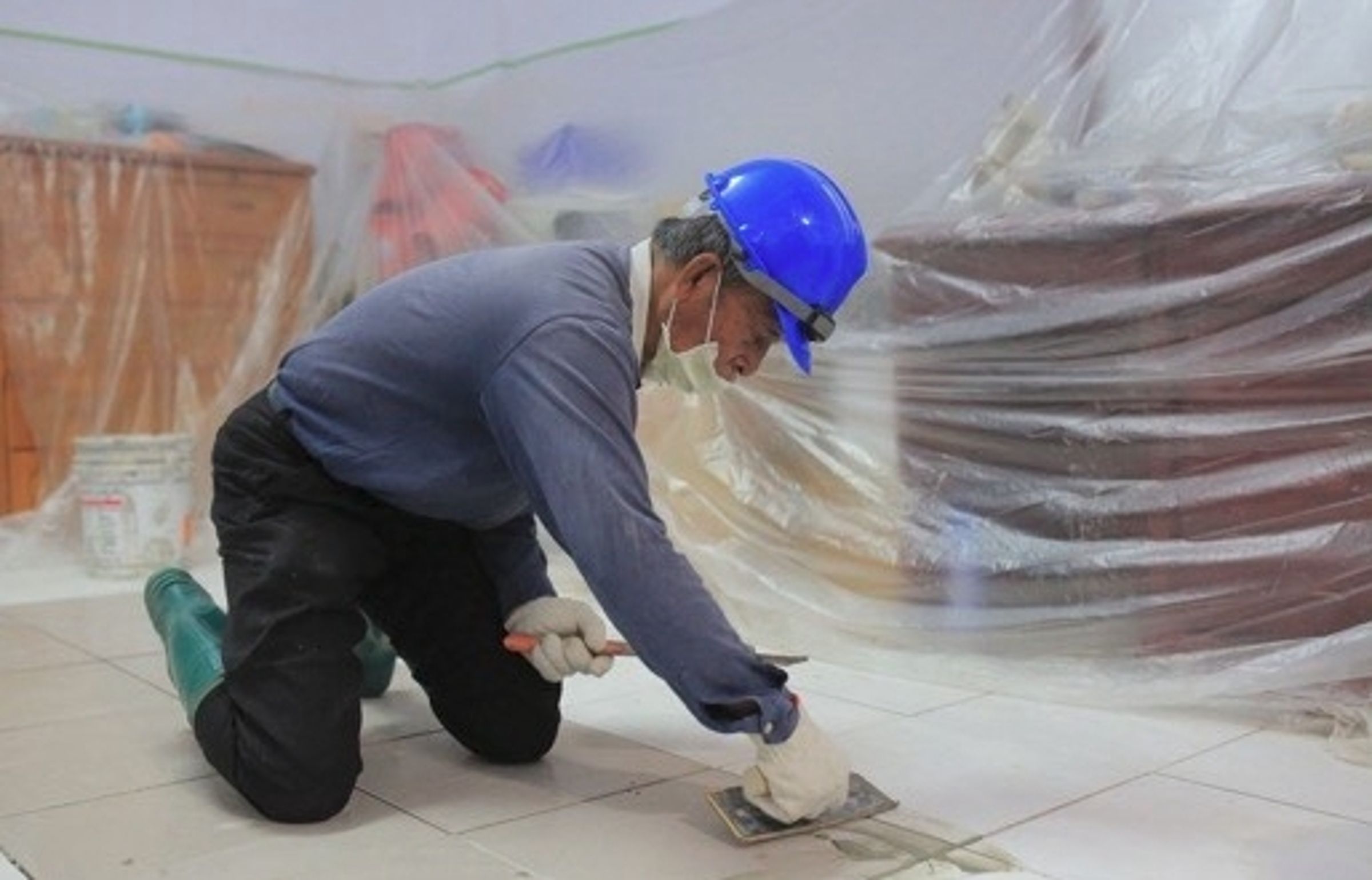 慈濟團隊召集各地具建築、水電專長的志工，會同鑒定專家至災區會勘訪視屋損狀況後進行修繕。（慈濟基金會提供）