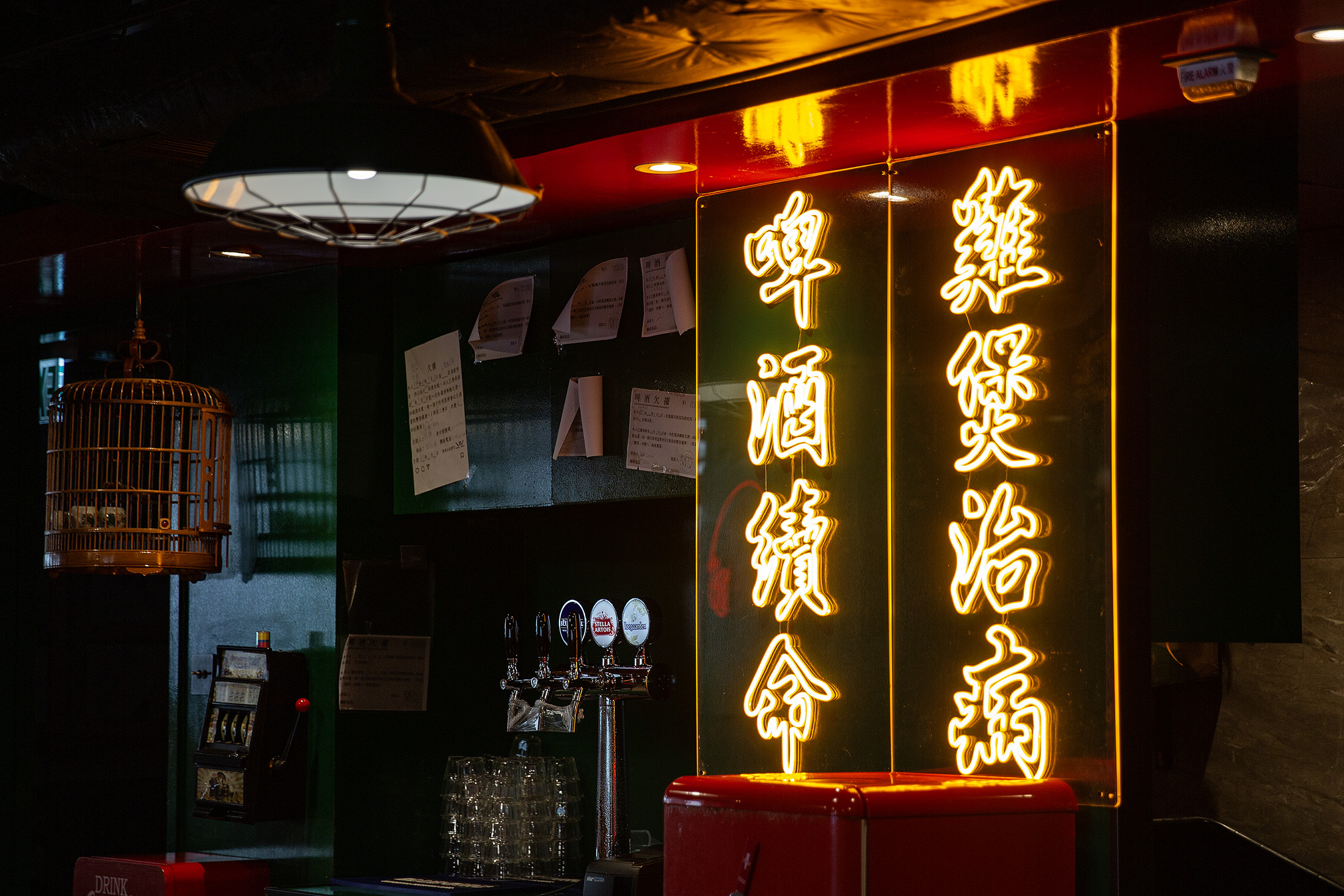 火鍋店以逗趣的霓虹燈字體營造出許多拍照打卡角度。
