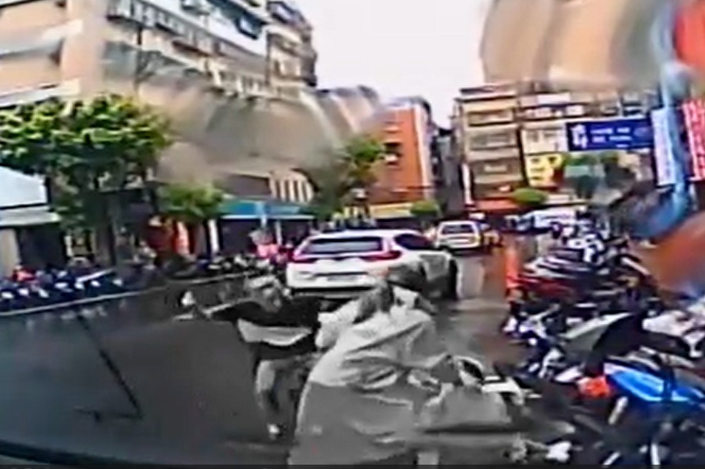 46歲謝姓男子當街持刀殺害33歲的小姨子。（翻攝畫面）