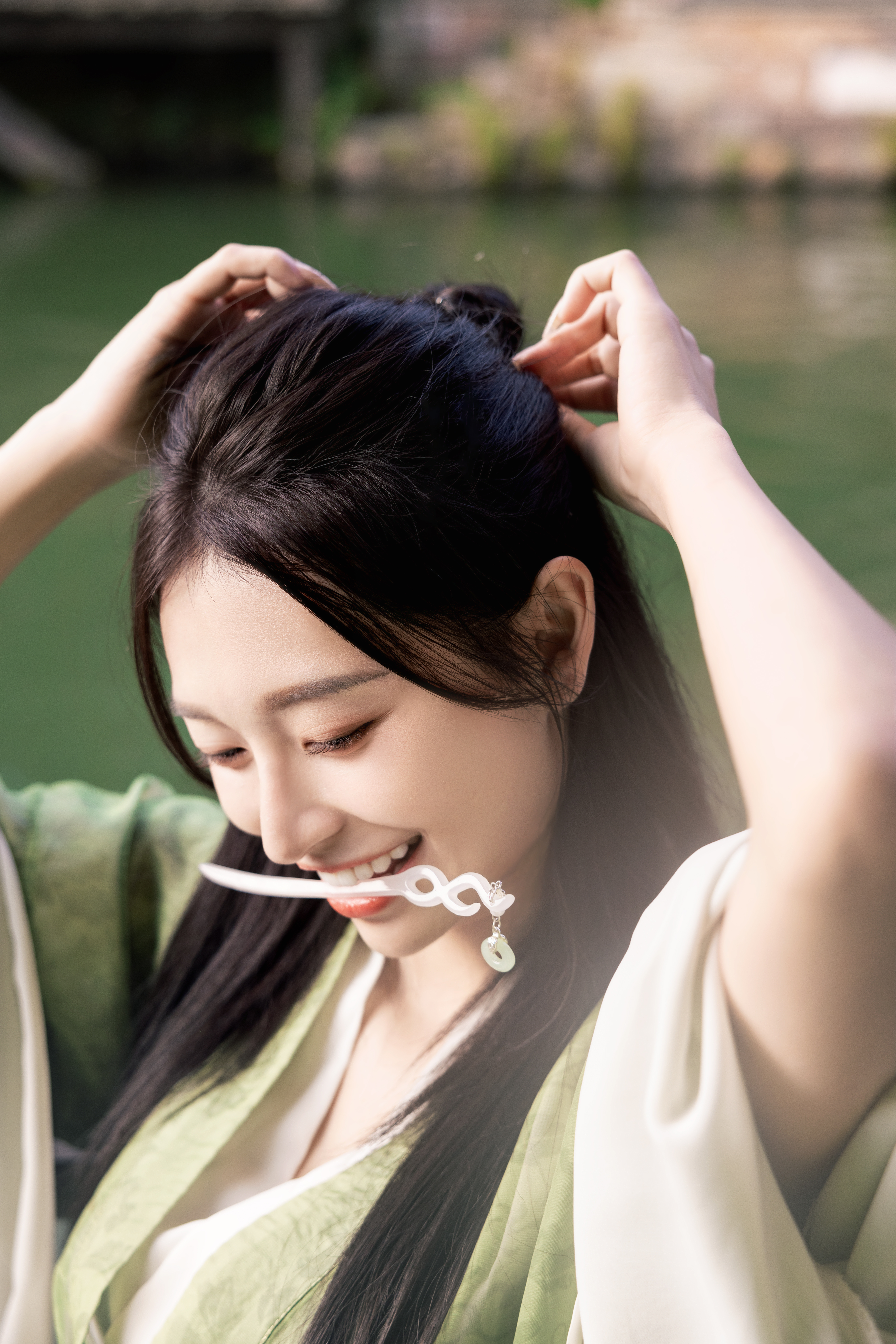 祈錦鈅去年升格成人母，產後立刻火速復工並拍攝個人首本寫真。（莉奈文創提供）