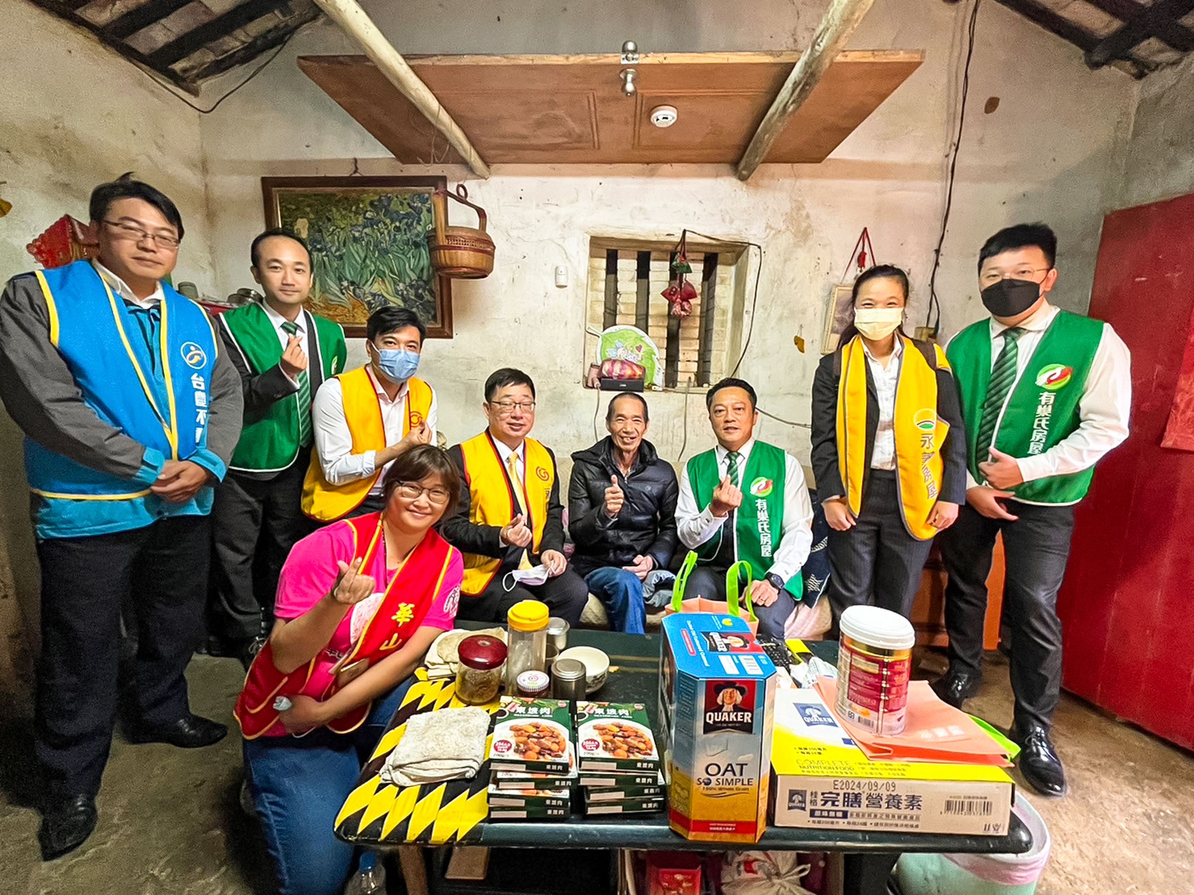 永慶房產集團加盟四品牌北區經管會與華山基金會志工一起前往探視獨居長者,給予滿滿的愛與關懷。(永慶房產集團提供)