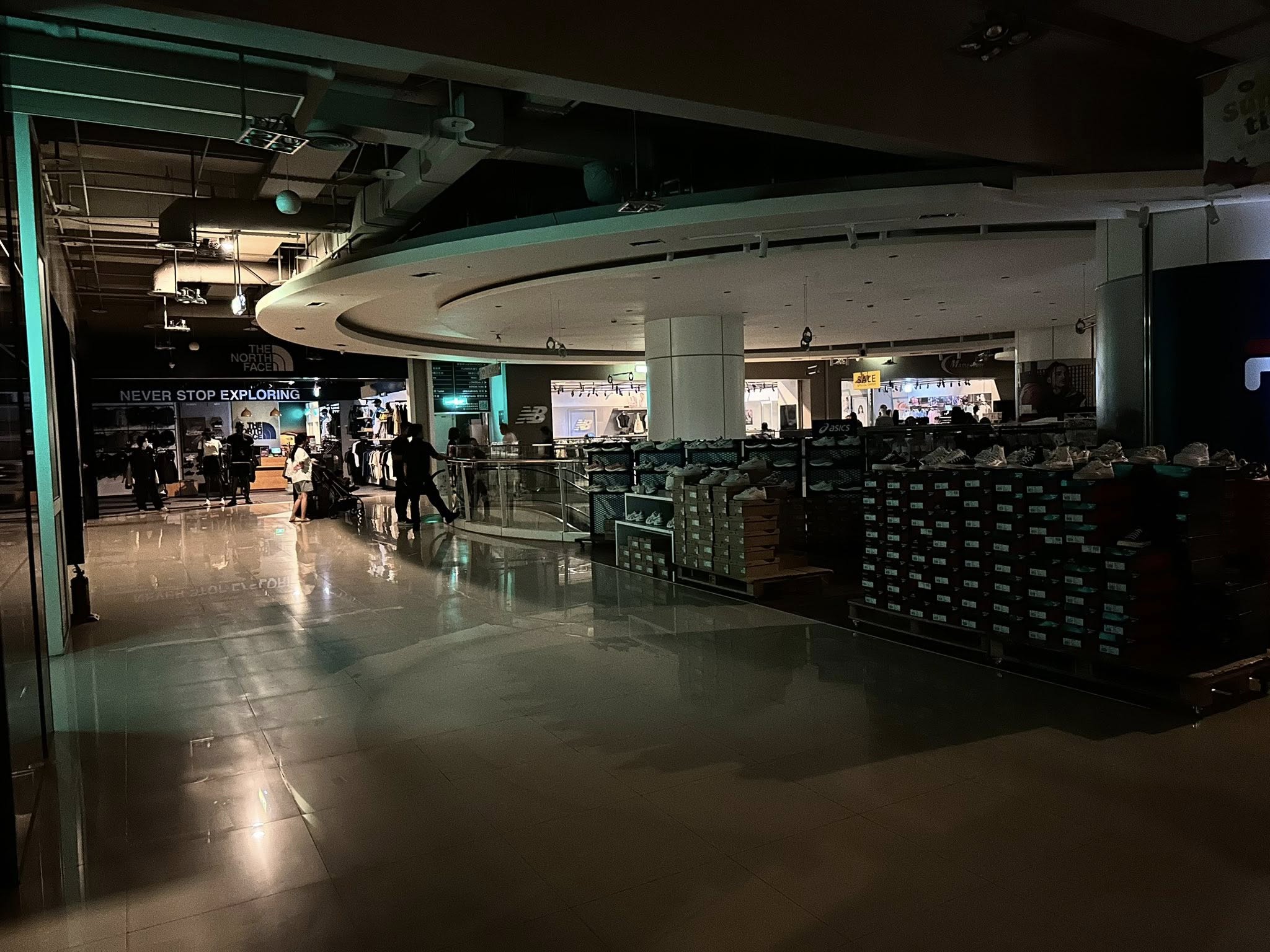 宜蘭市中心22日下午發生大規模停電,新月廣場也漆黑一片。(翻攝臉書社團「宜蘭知識+」)