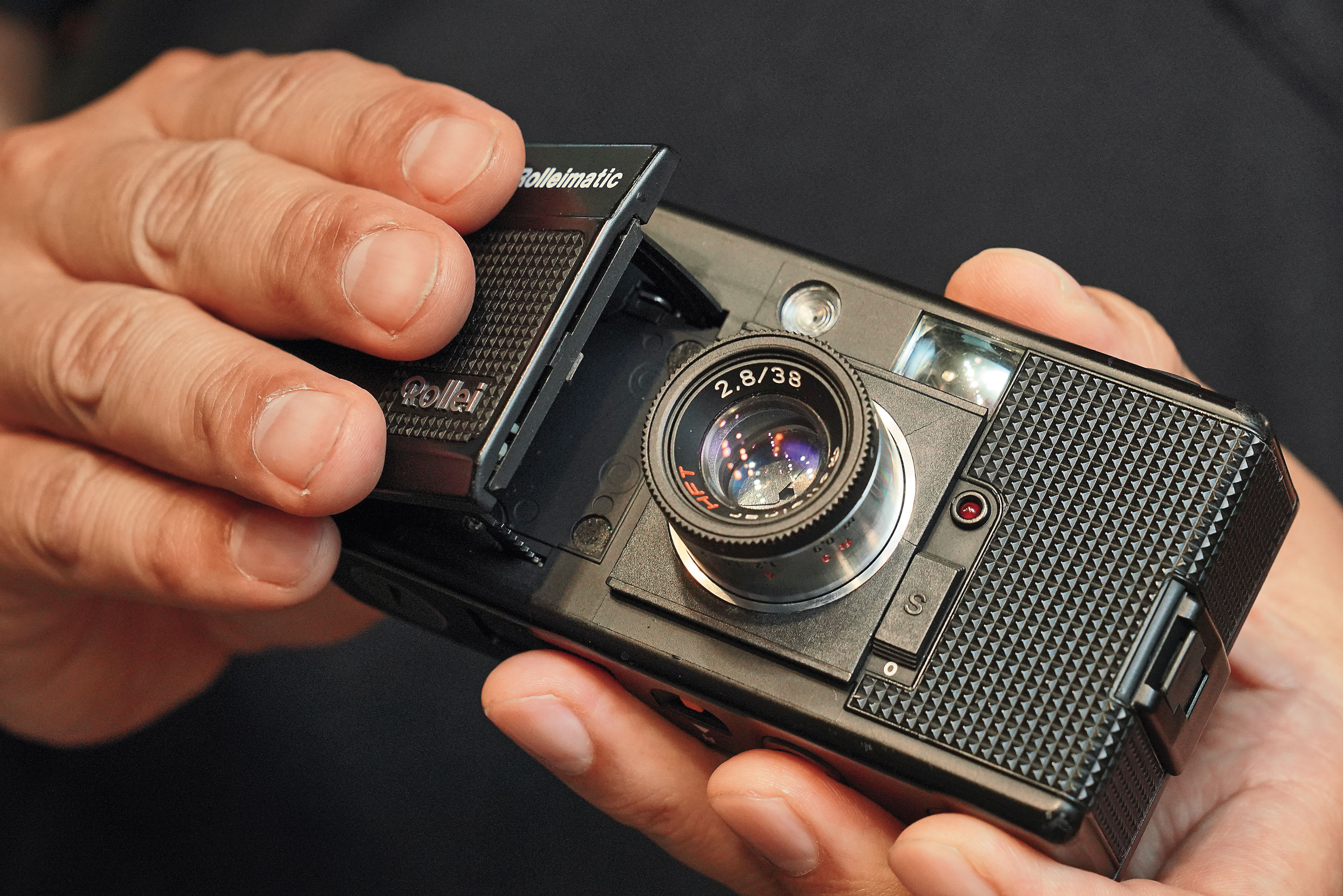 Rollei 35是Rollei破產前最後推出的相機,小型化路線外觀卻更加精緻,平常鏡頭收納在機身內,滑開前方擋板後將擋板呈45度一壓,鏡頭就會伸出。(17,900元/台)