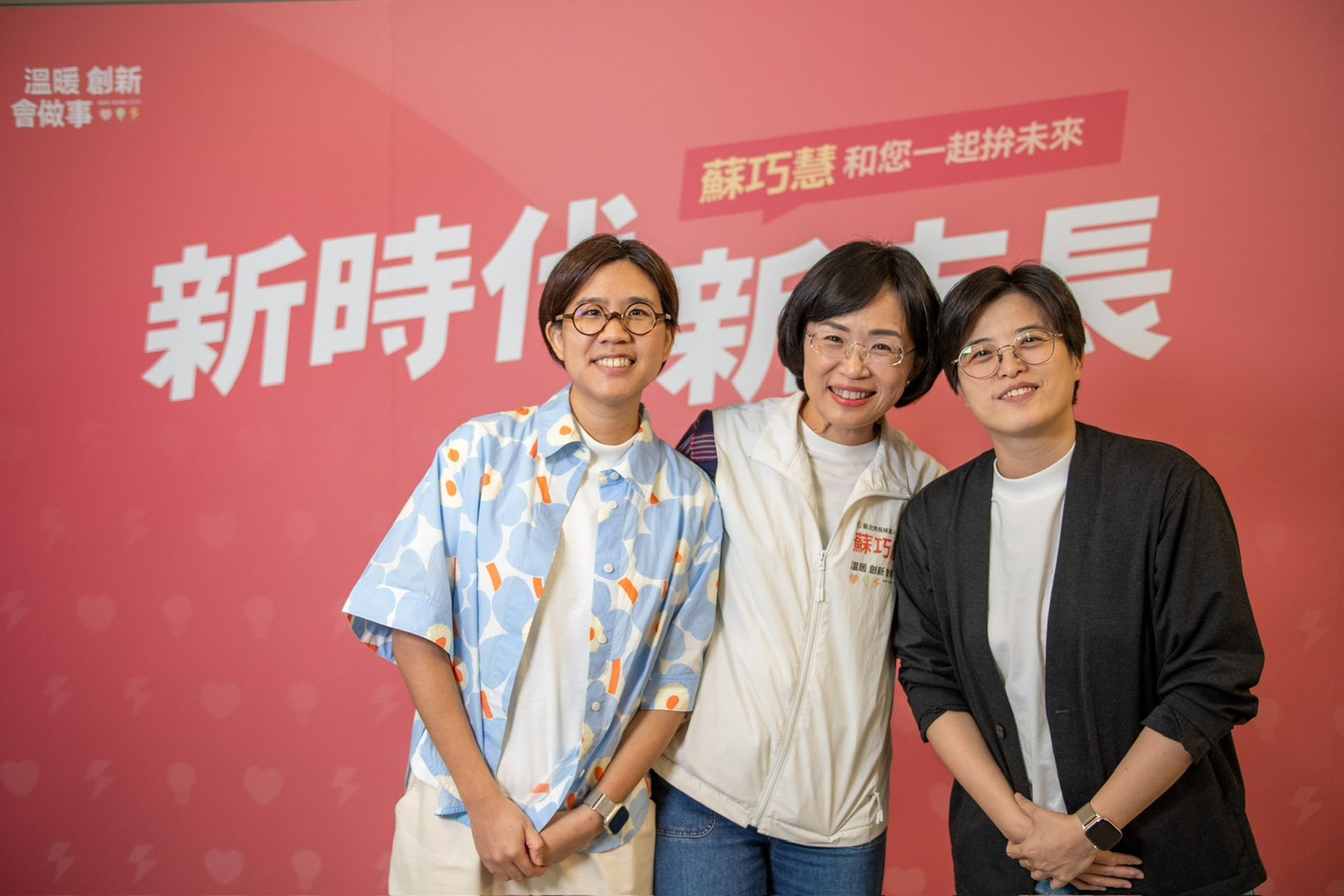 《夜市人聲》活動於上周末連續舉辦兩日活動,首日邀請居住在永和、國際布克獎得主作家楊雙子以及圖文創作者羅寗體驗市場掃街活動。(蘇巧慧競選團隊提供)
