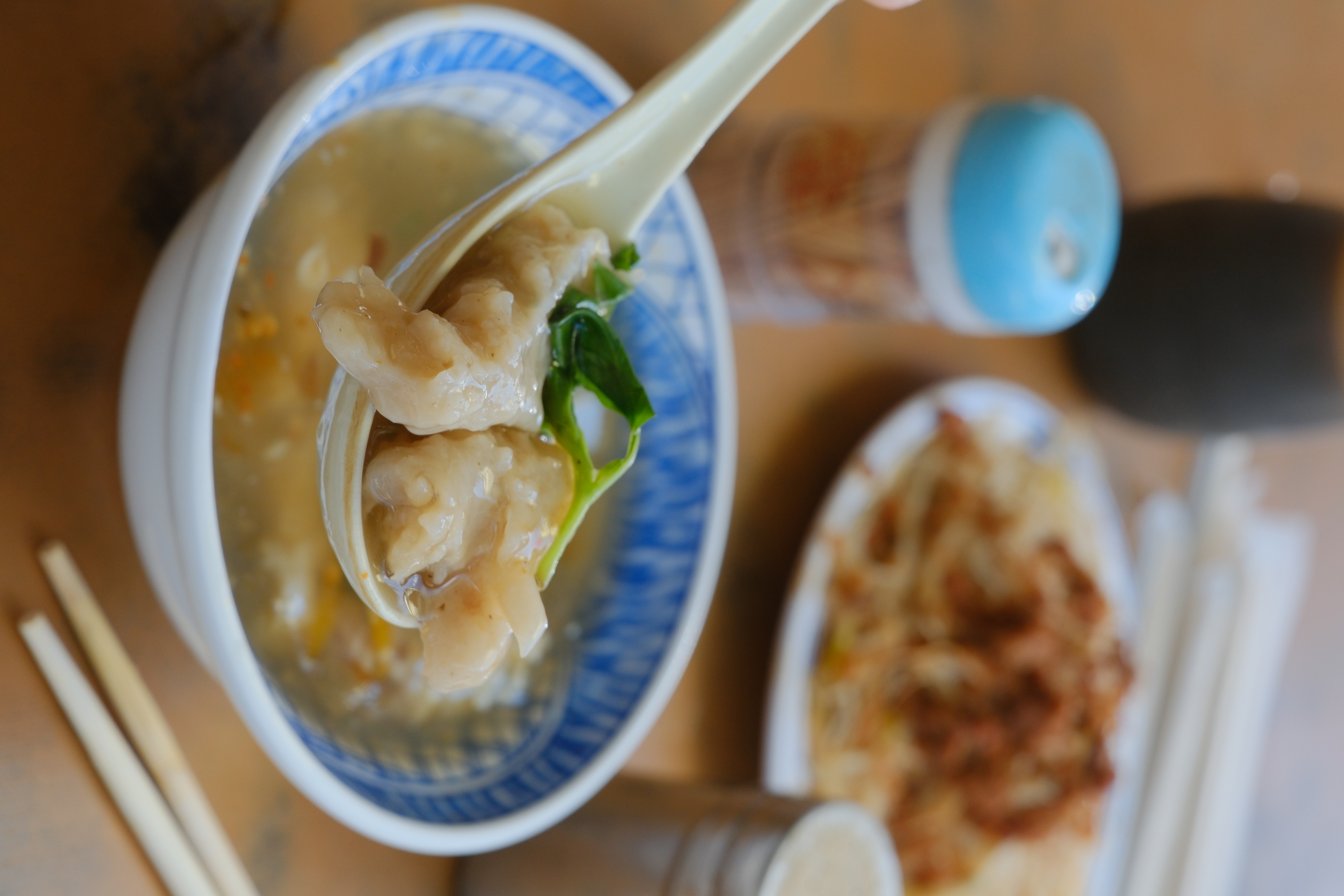 魷魚平的「魷魚焿」是以白蘿蔔清湯調製，也可以單點菜頭湯。（90元／碗）