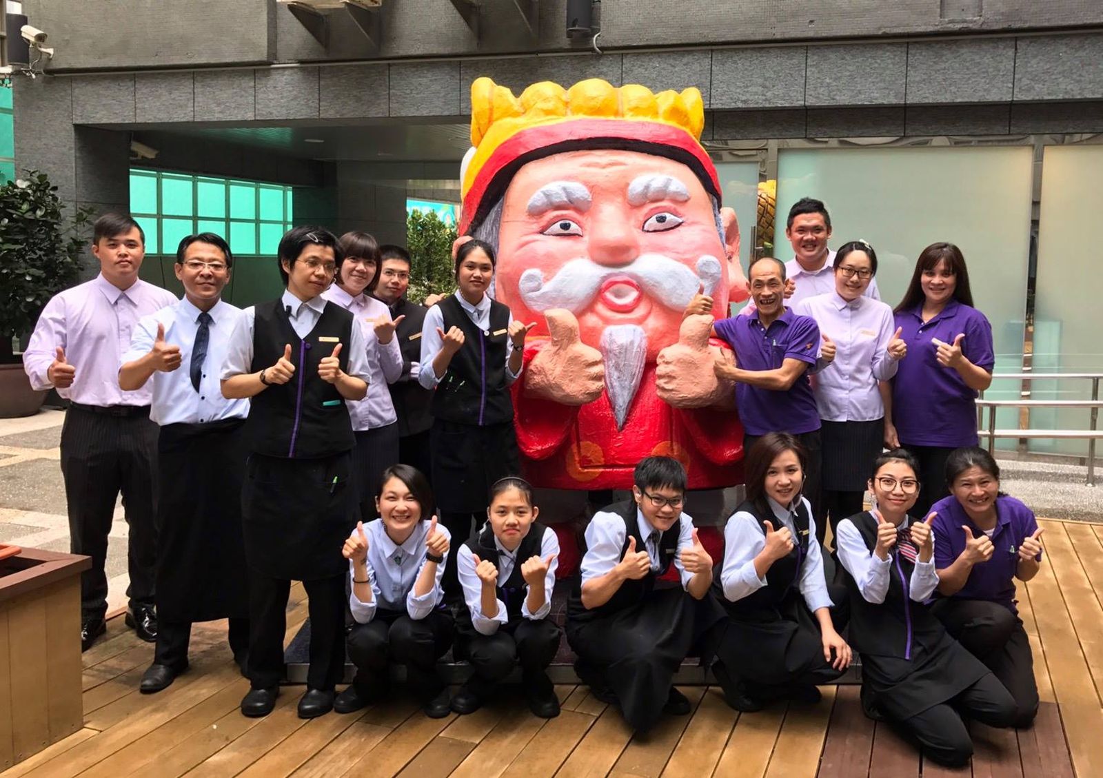 花蓮市公所邀請漫畫家敖幼祥設計Q版土地公，節慶活動後也落腳飯店，成為隱藏版打卡景點。（富野集團提供）