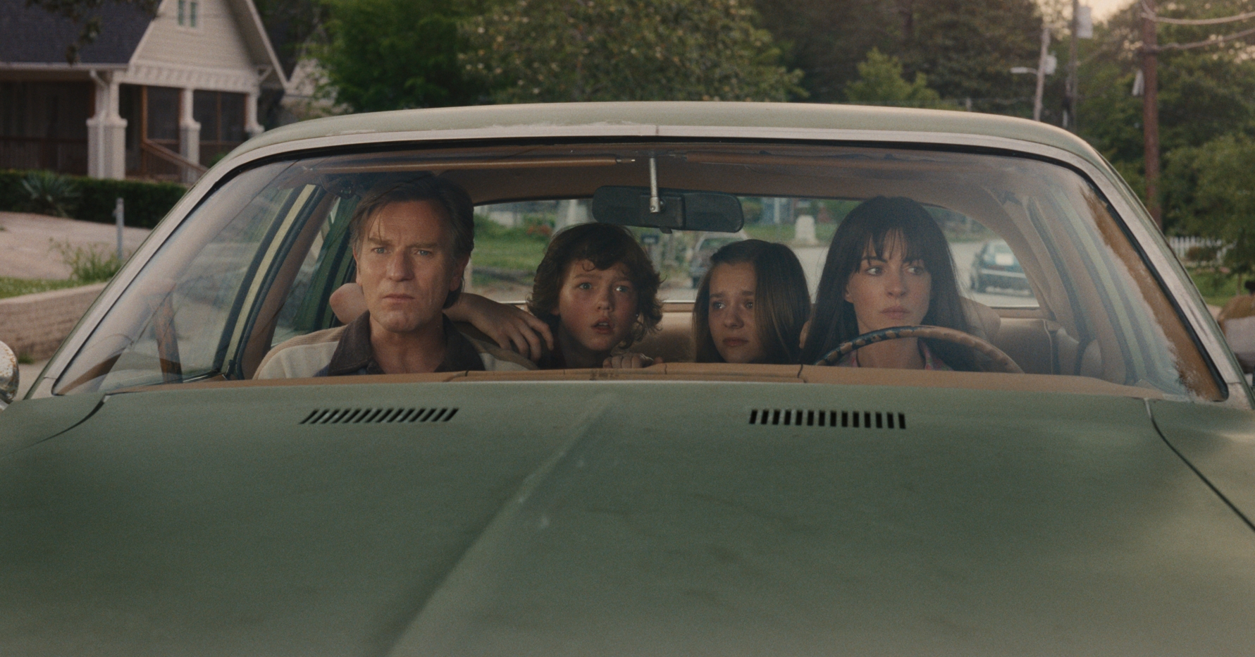 安海瑟薇（右）與伊旺麥奎格（左）飾演不知所以，卻穿越回到恐龍時代的一家之主。（華納兄弟提供）