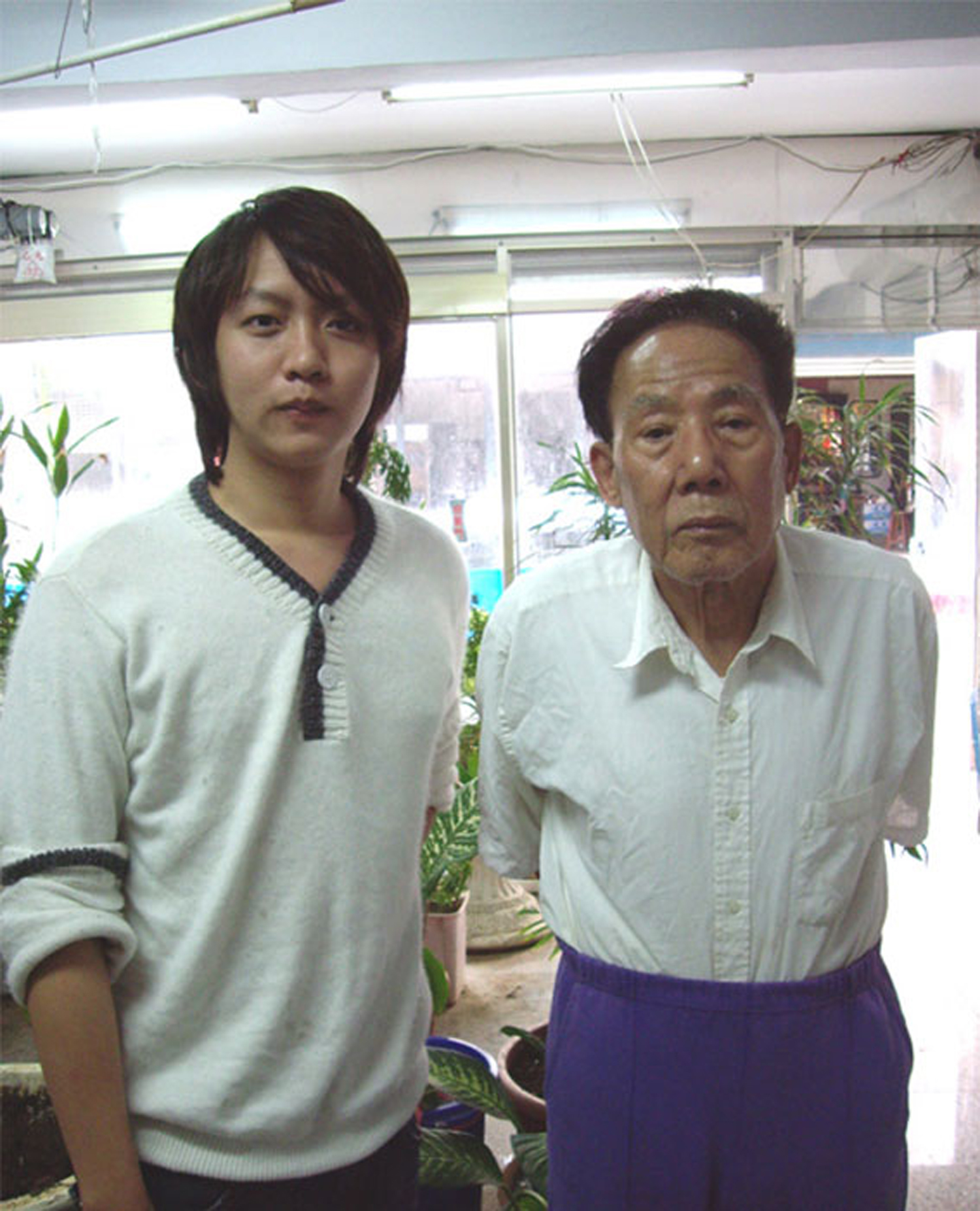 謝智博2009年時幫退役情報員張啟政（右）遠赴泰國尋找失聯五十年的同袍家屬。（謝智博提供）