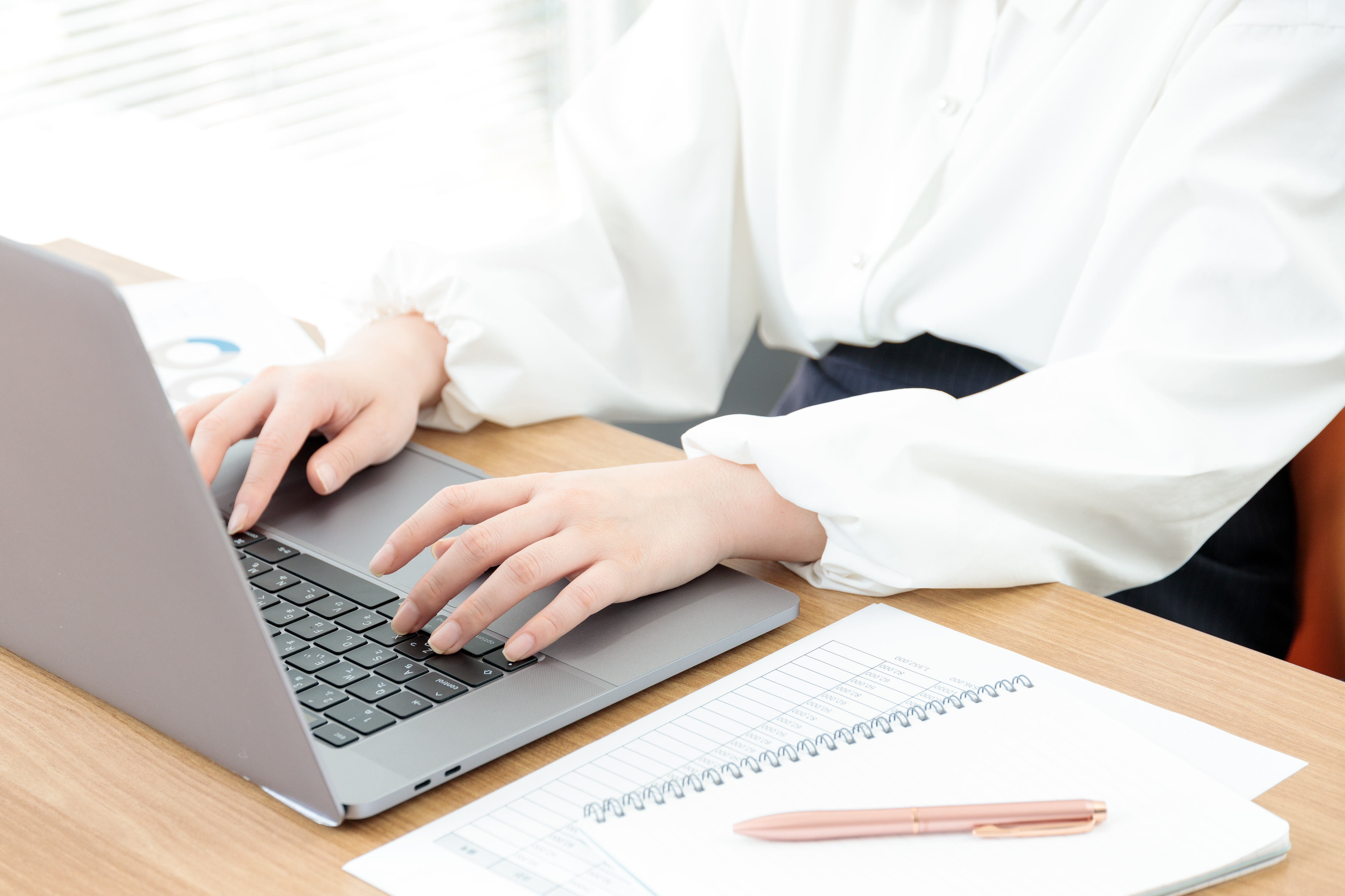 因應夏季與節約能源，日本東京都政府宣布放寬辦公室服儀規定，允許員工在夏季穿著短褲上班。（示意圖，取自PhotoAC）