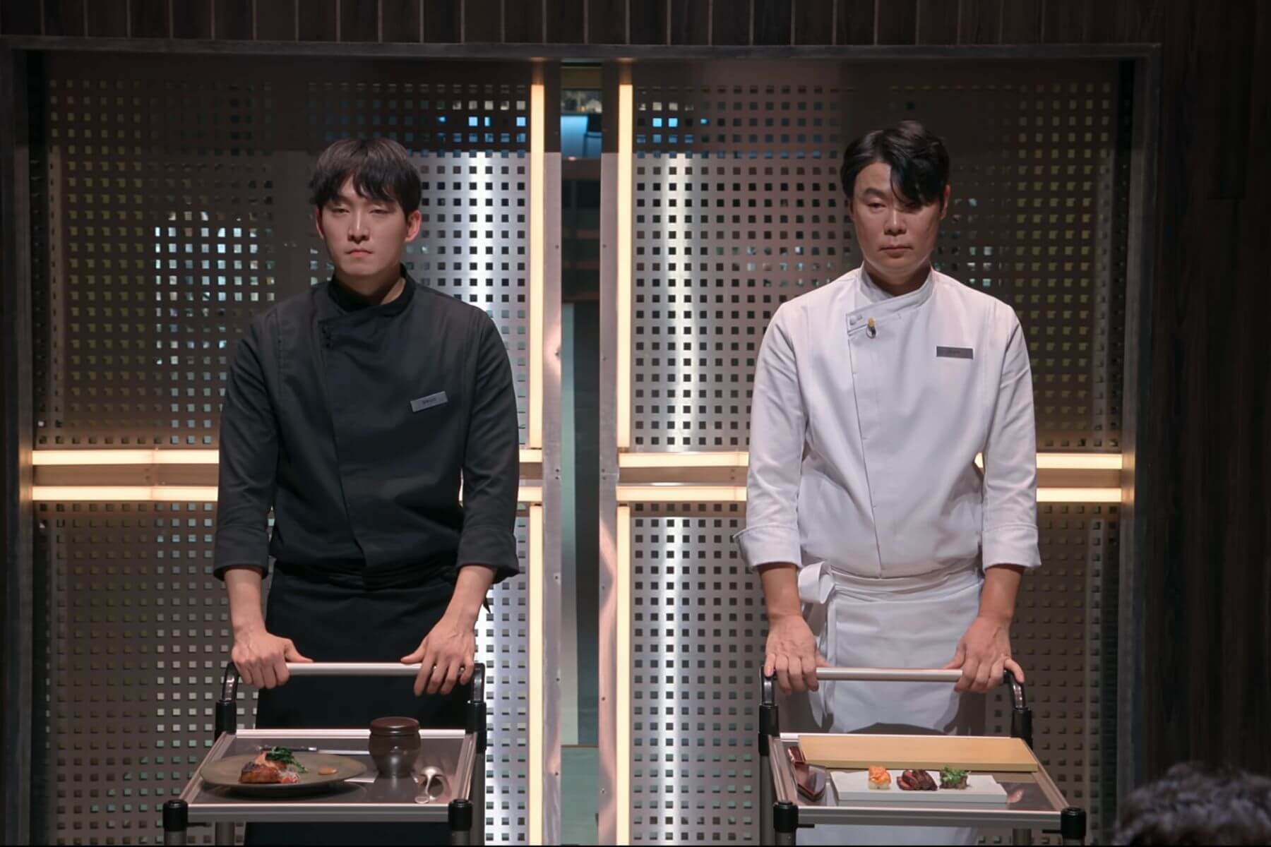 崔鉉碩(右)主廚透露他參加《黑白大廚》的牛肉在名店購買,「那場我贏了!」(Netflix提供)