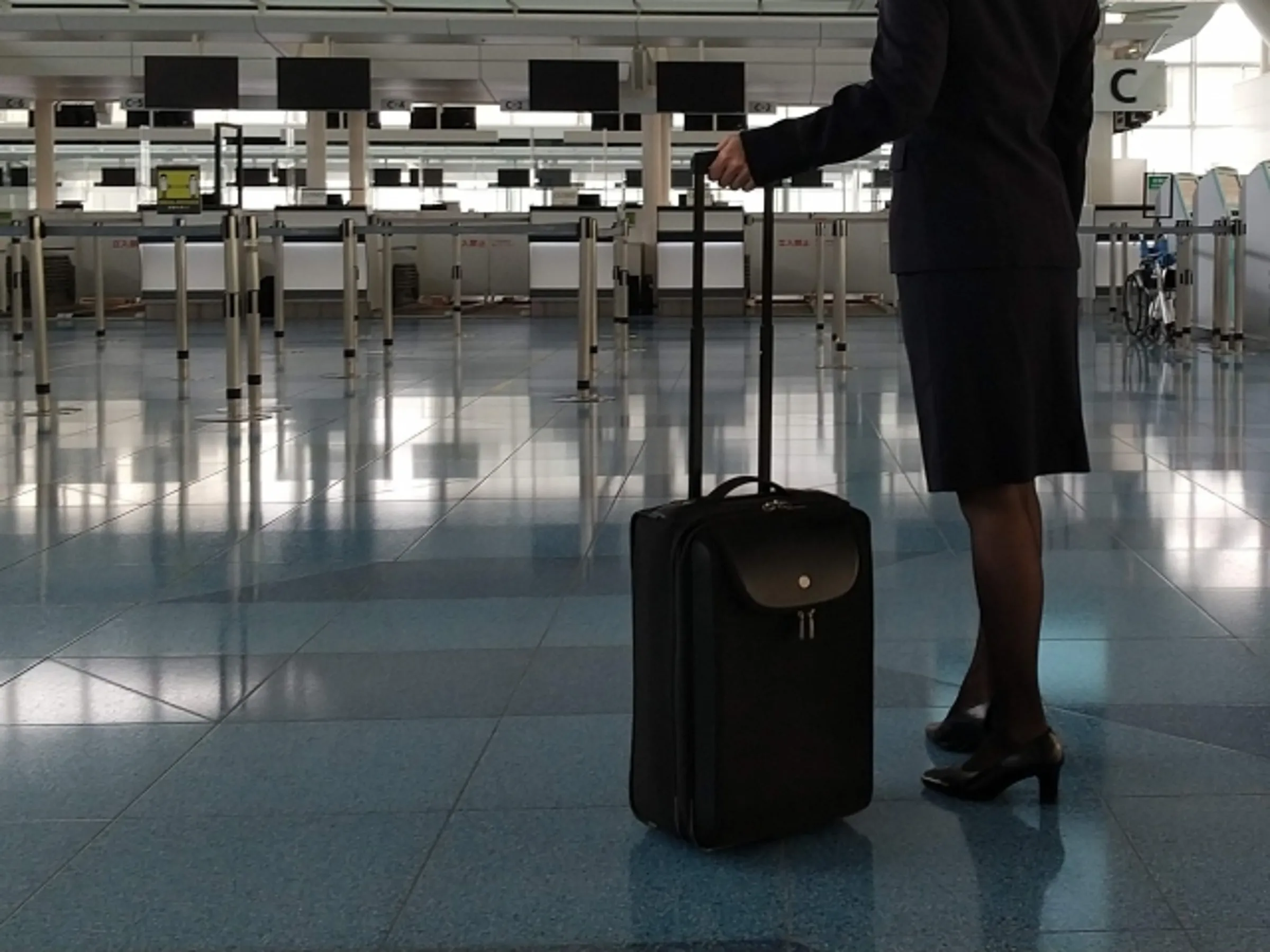 前空姐爆料，一名空少帶妻子度蜜月，空姐小三卻囂張坐同班機，勾引人夫去廁所偷情。（示意圖，photoAC）