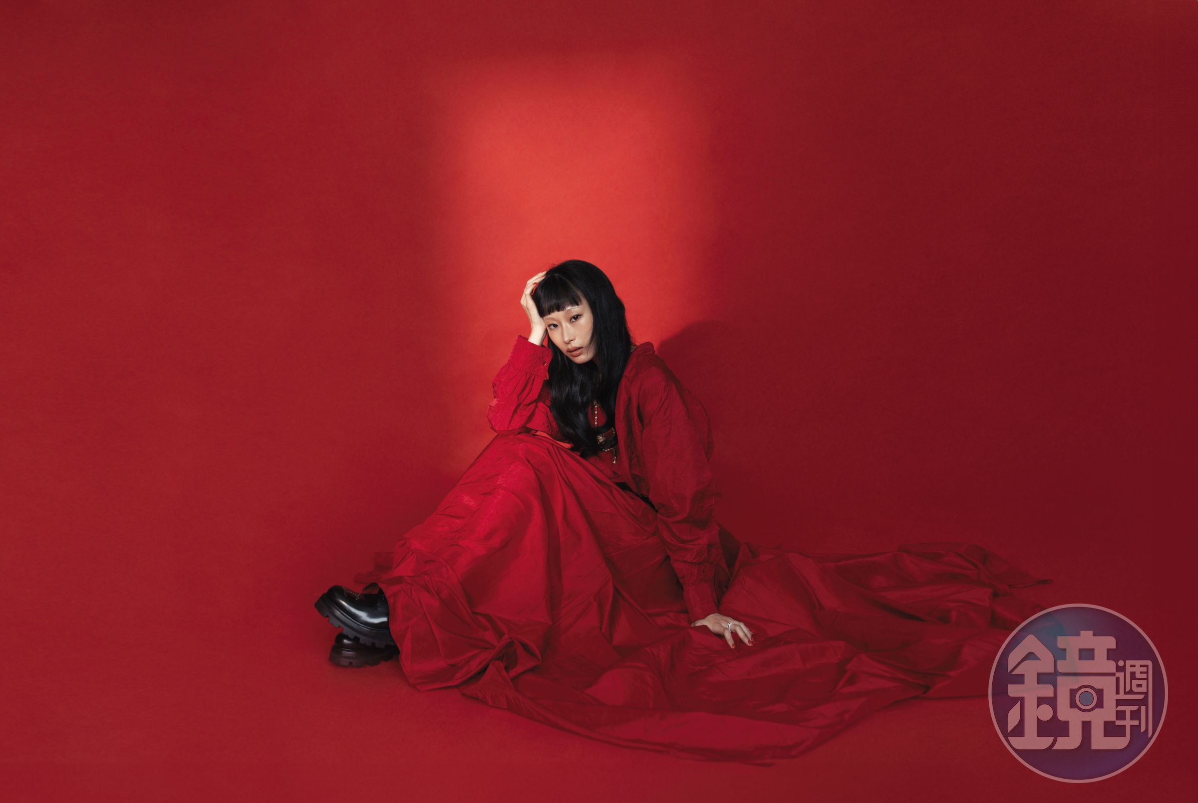 紅色襯衫 NT$83,000 by DIOR；百褶半截長裙 NT$180,000 by DIOR；TRIOMPHE RANGERS皮鞋 NT$39,500 by CELINE BY HEDI SLIMANE；MÉTAMORPHOSE長頸鍊 NT$83,000 by DIOR；MÉTAMORPHOSE腰帶 NT$57,000 by DIOR；DIVINE密鑲胭脂紅戒指 NT$5,000 by APM MONACO；DIVINE密鑲黑色戒指 NT$5,000 by APM MONACO；DIVINE密鑲戒指 NT$5,000 by APM MONACO。