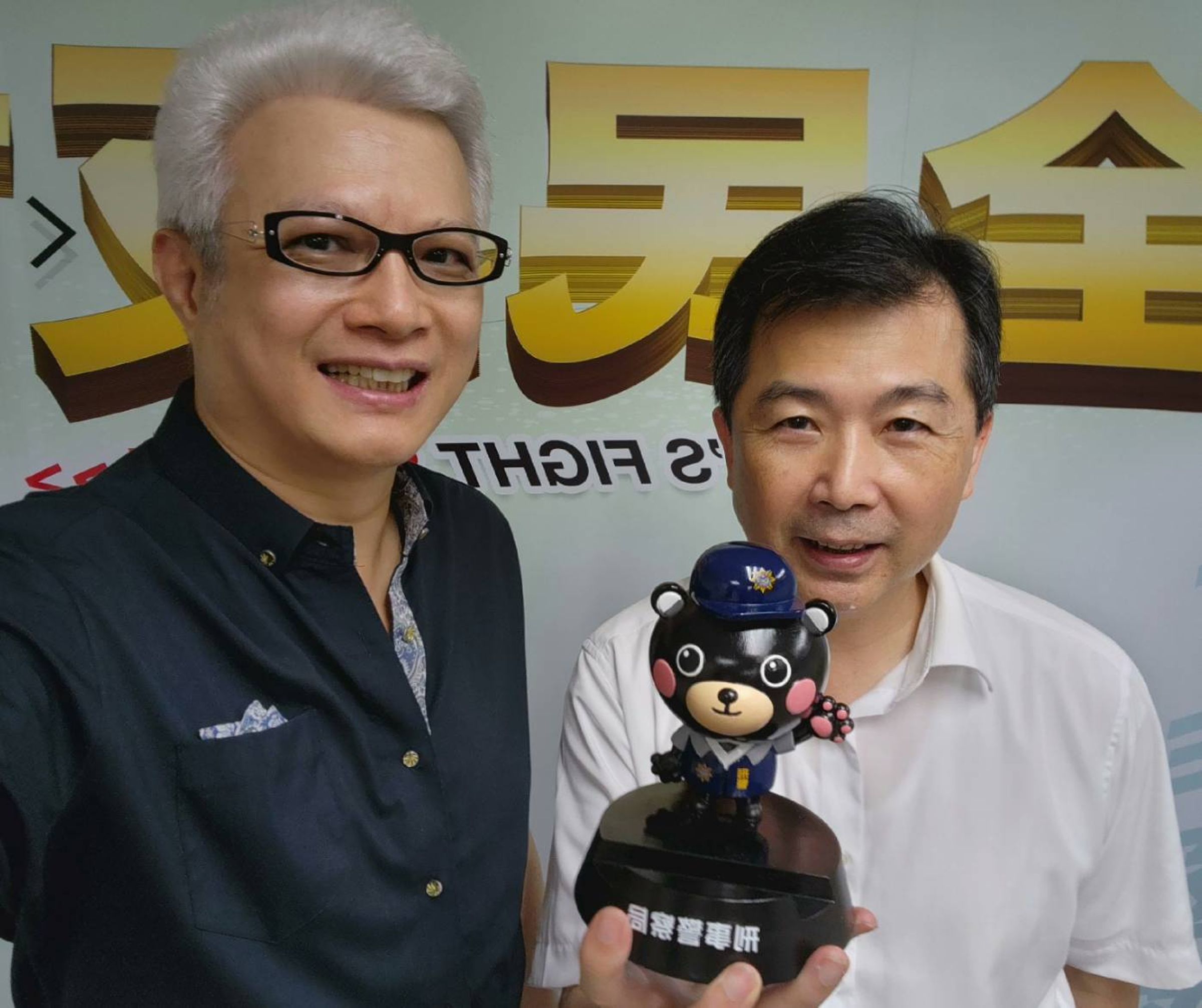 知名命理師蔡上機受刑事警察局預防科科長林書立之邀，拍攝反詐宣導短片。（蔡上機提供）