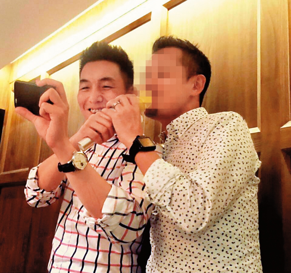 之前本刊曝光藍蔚文（左）參加聚會的照片，並介紹他擁有「事業相當有成」「將公司的業務版圖跨海布局到北美、歐洲等地」等優良條件。（讀者提供）