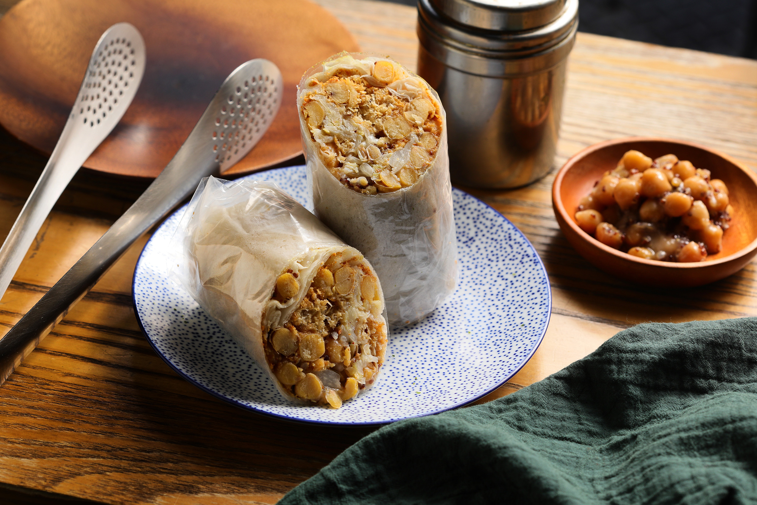  「禾溢承精緻潤餅」主打蔬食口味，經過老闆夫婦精心研發，每種配料與比例拿捏都掌握得相當精準，不少客人吃過一次就成為忠實主顧。